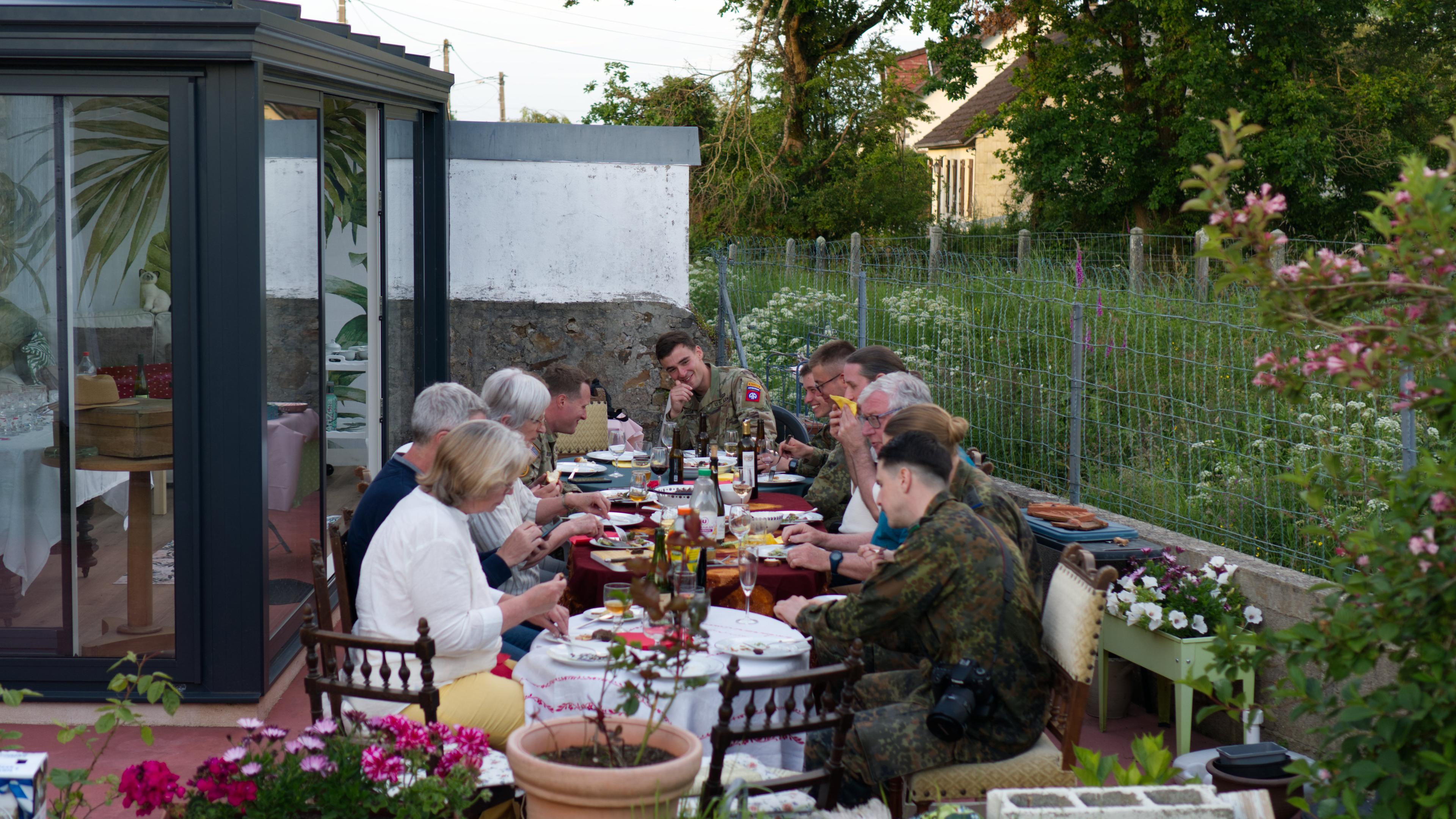 Anlässlich des 80. Jubiläums des D-Days kommen in der Normandie Franzosen und Deutsche zu einem Abendessen zusammen.
