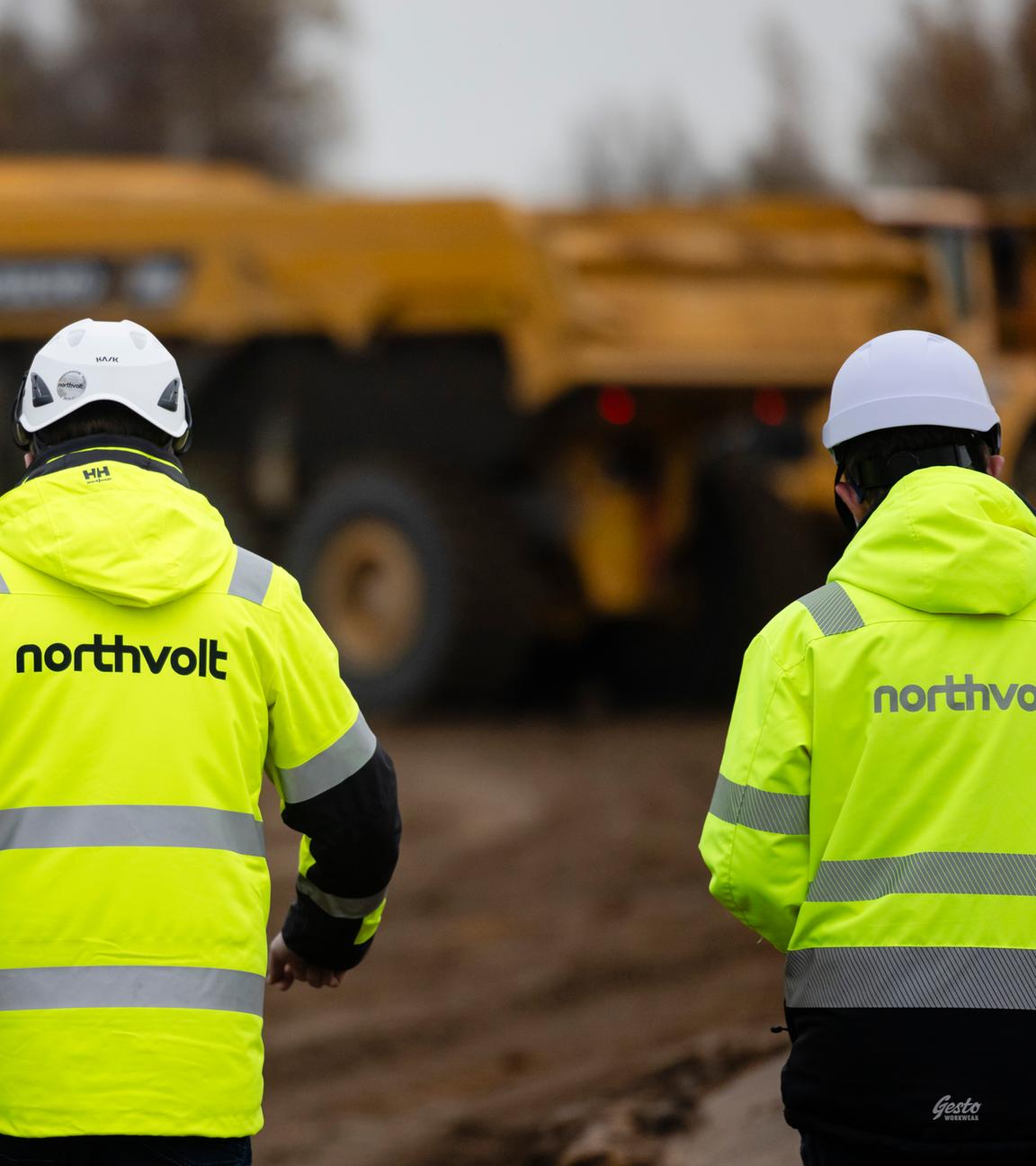 Zwei Mitarbeiter der Firma Northvolt gehen über eine Baustelle im Kreis Dithmarschen.