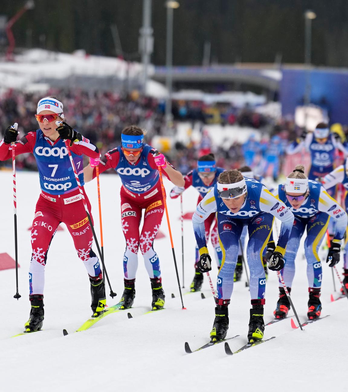 Die Norwegerin Therese Johaug (links) und die Schwedin Frida Karlsson (rechts im Vordergrund) treten bei den Nordischen Skiweltmeisterschaften an.