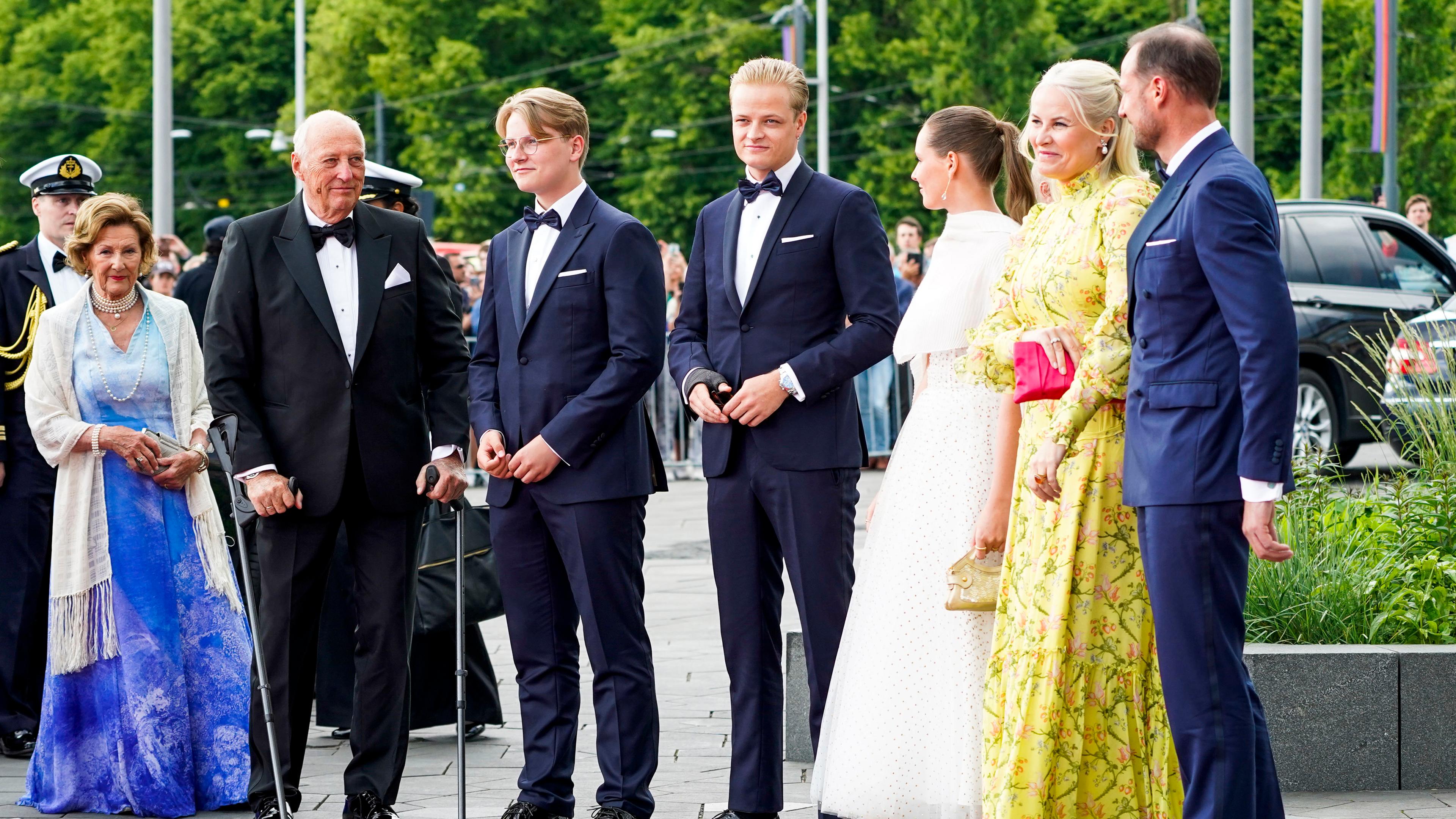 Mitglieder der könglichen Familie von Norwegen, unter anderem Kronprinzessin Mette-Marit und ihr Sohn Marius, kommen bei einem offiziellen Event an.