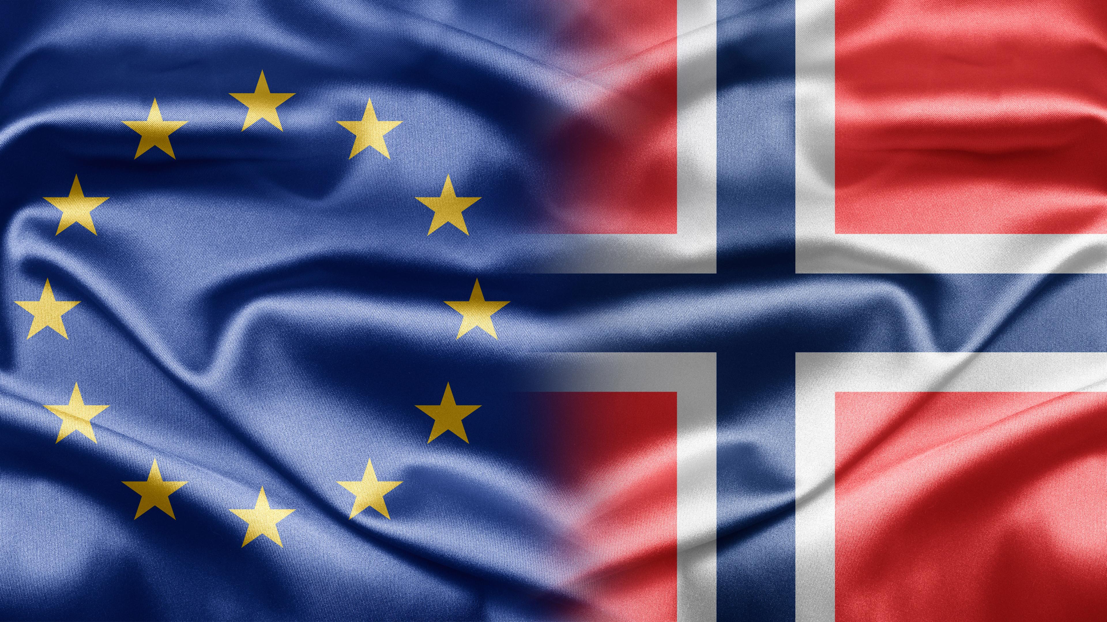 Die Flagge der EU und die norwegische Nationalflagge fügen sich zusammen.