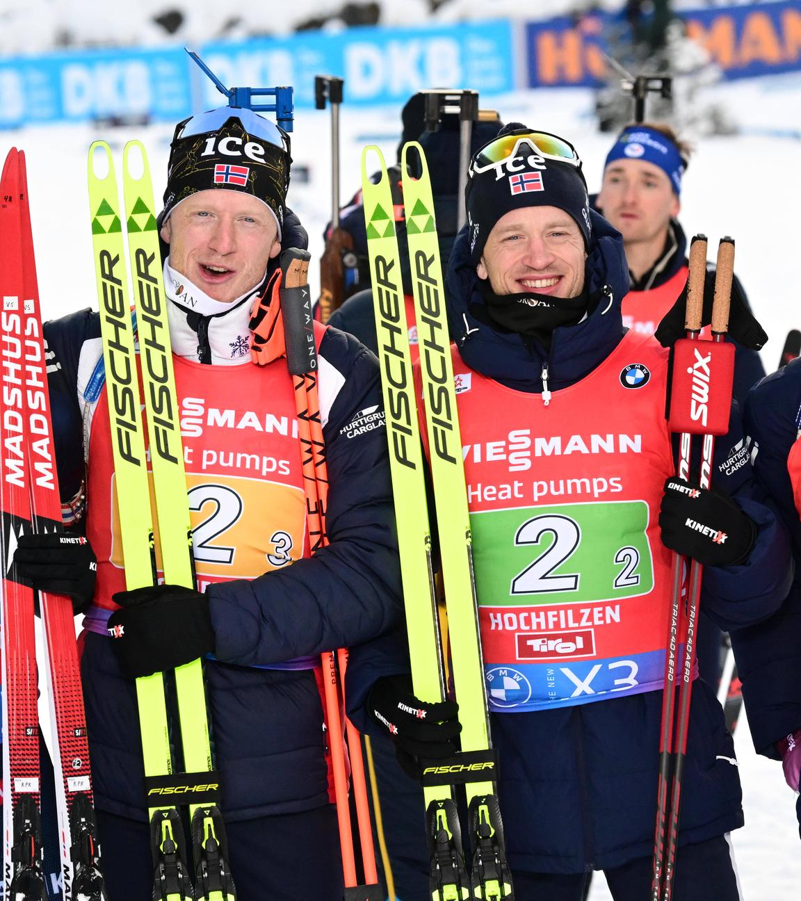 Norwegisches Biathlon-Quartett posiert freudig beim Weltcup in Hochfilzen.