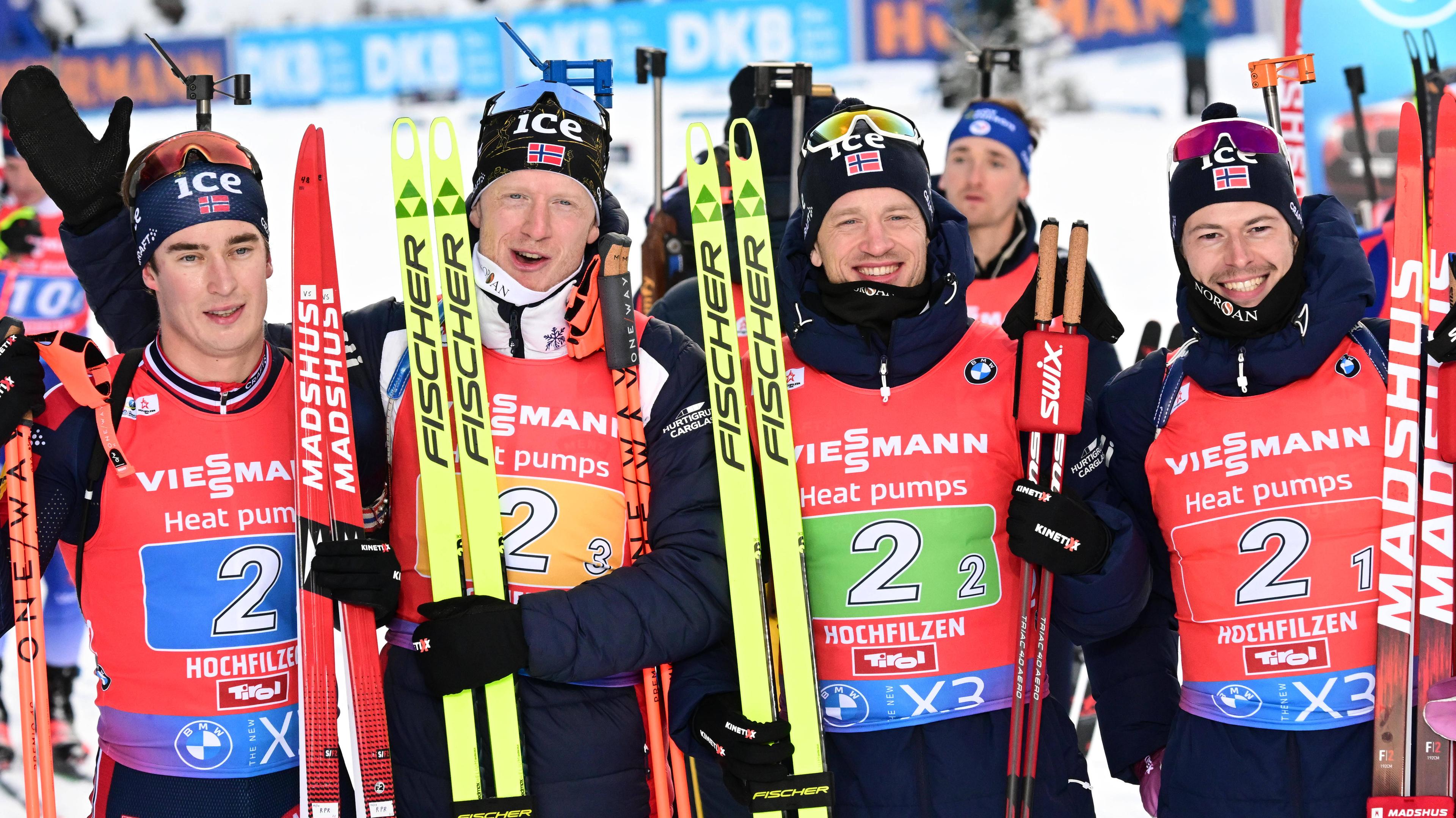 Norwegisches Biathlon-Quartett posiert freudig beim Weltcup in Hochfilzen.