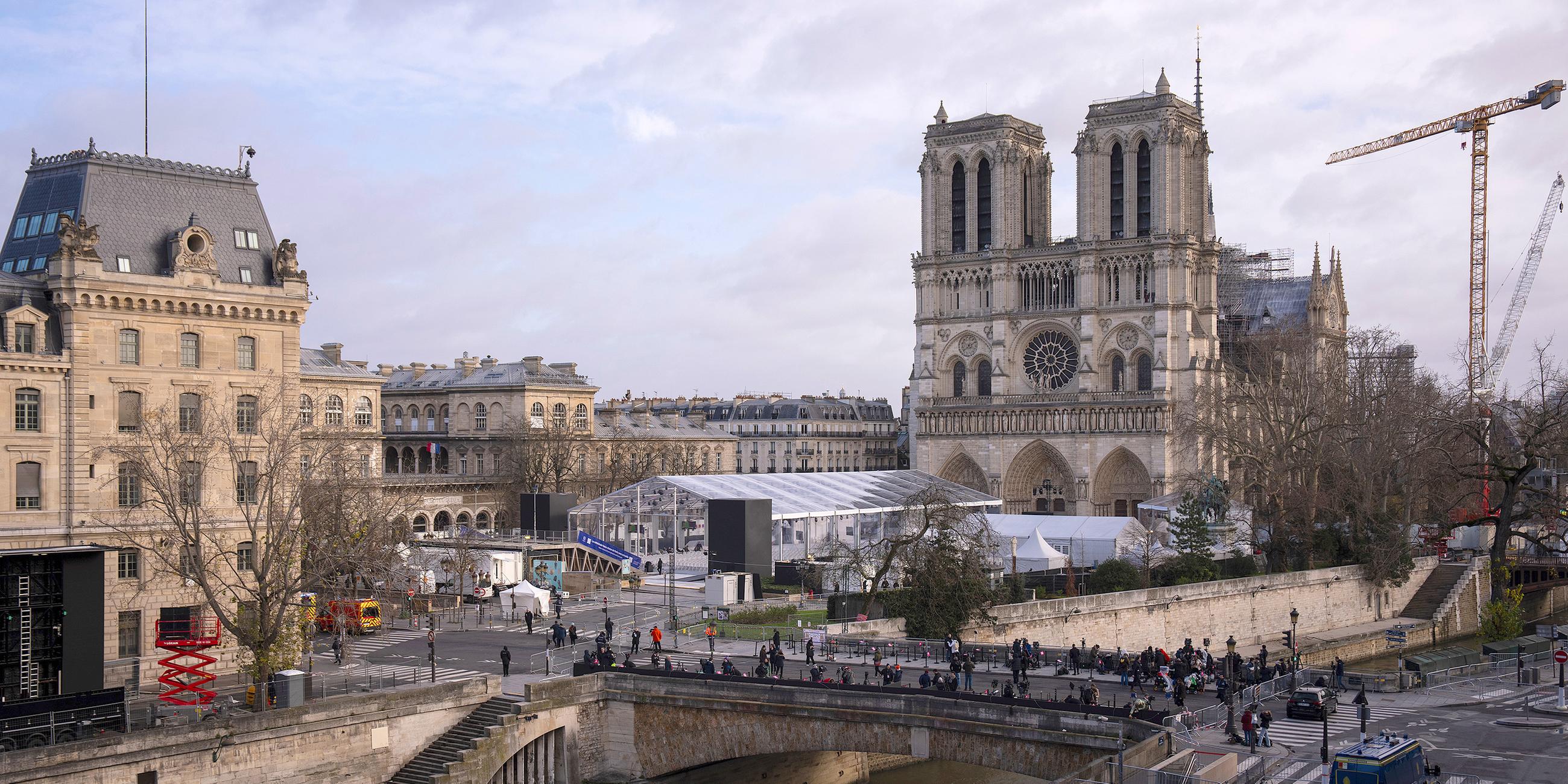 Notre Dame in Paris mit Vorzelt für Feierlichkeiten zur Fertigstellung