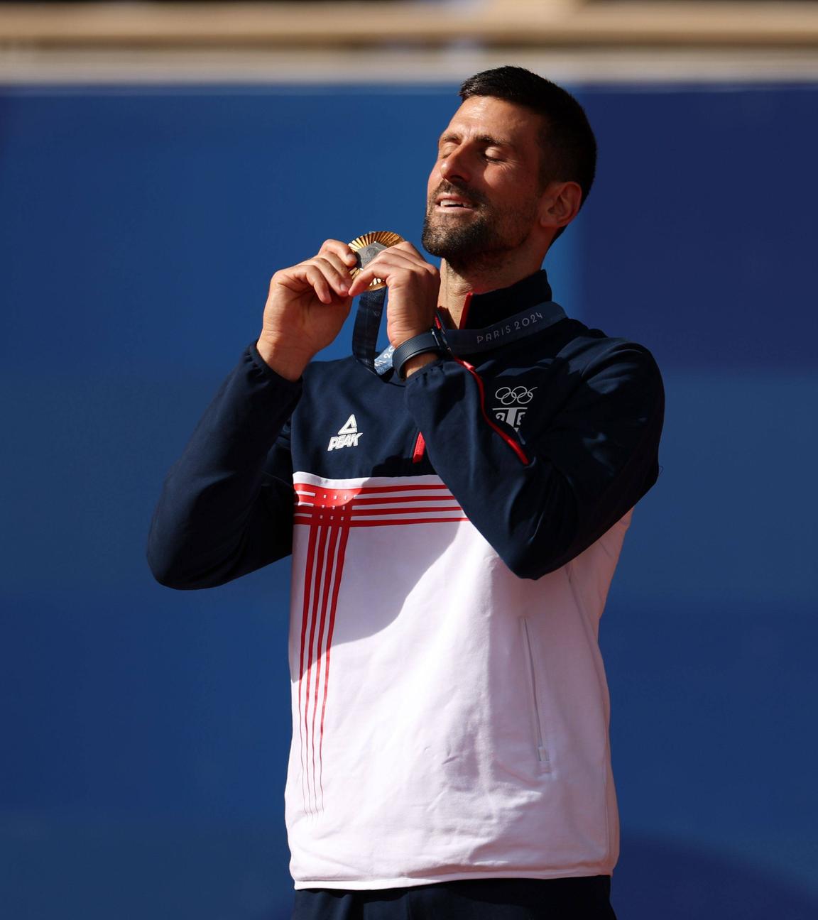Serbiens Novak Djokovic jubelt mit Medaille zu seinem Olympiasieg am 04.08.2024.