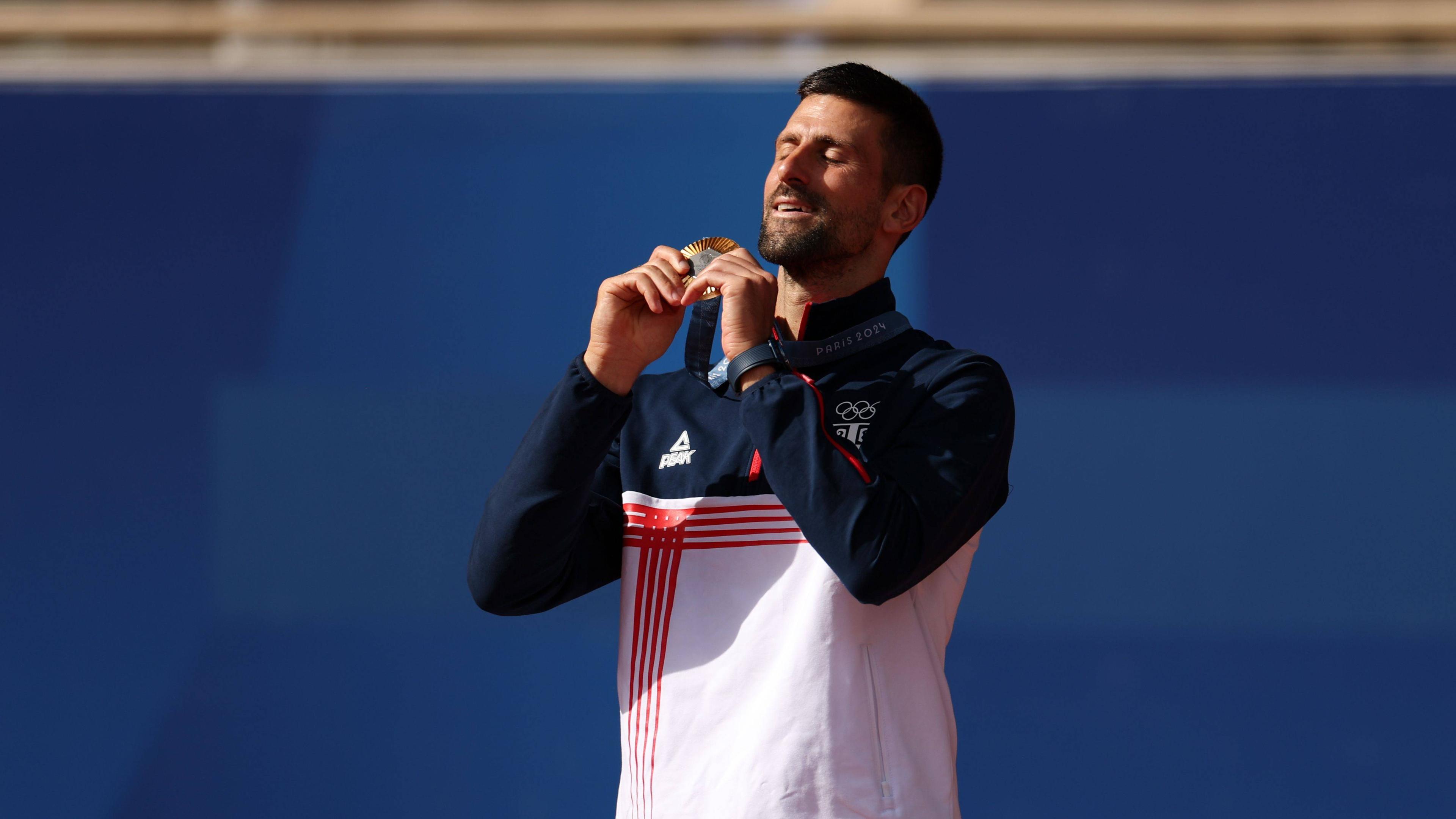 Serbiens Novak Djokovic jubelt mit Medaille zu seinem Olympiasieg am 04.08.2024.