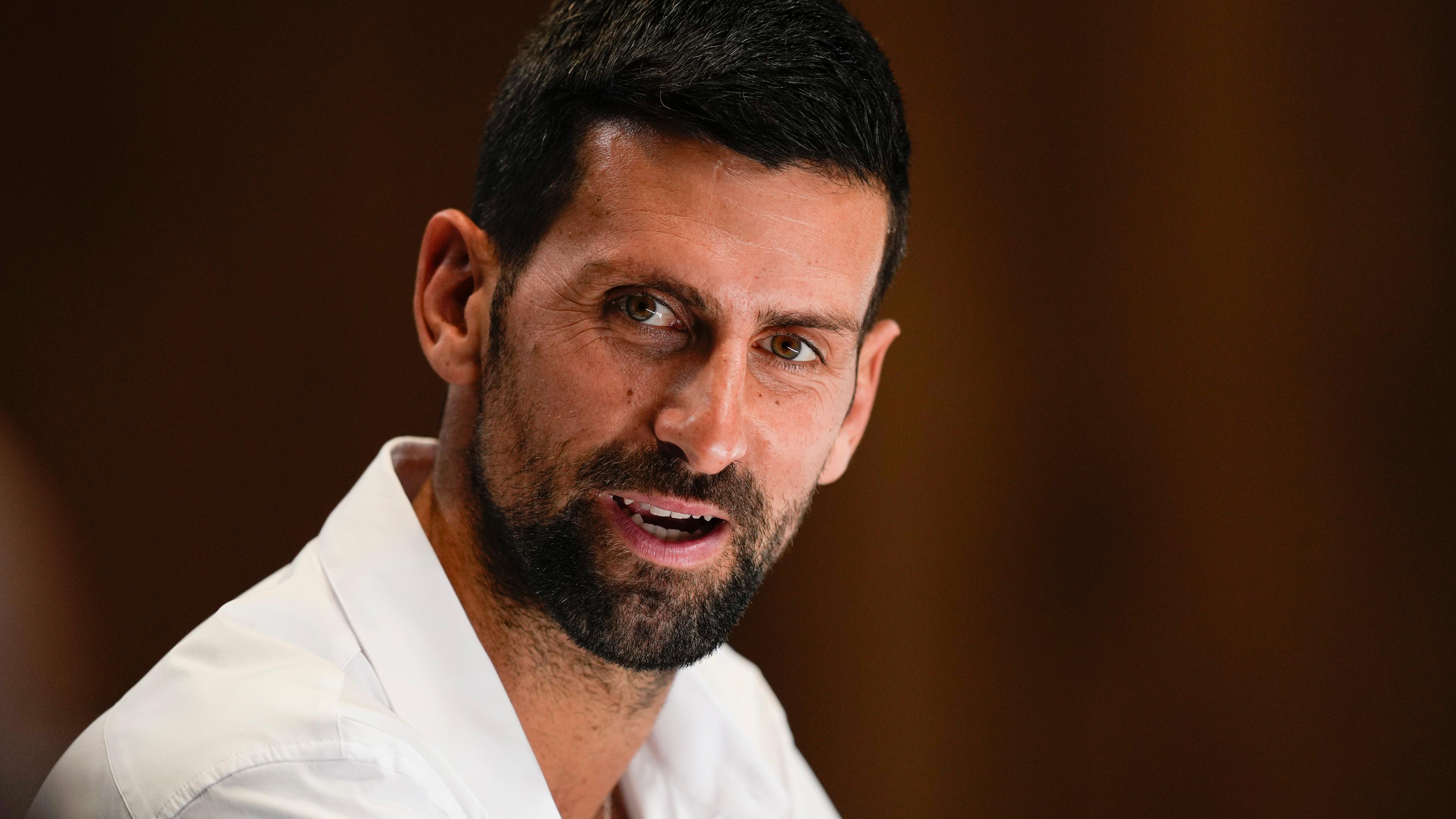 Australien, Melbourne: Novak Djokovic spricht während einer Pressekonferenz