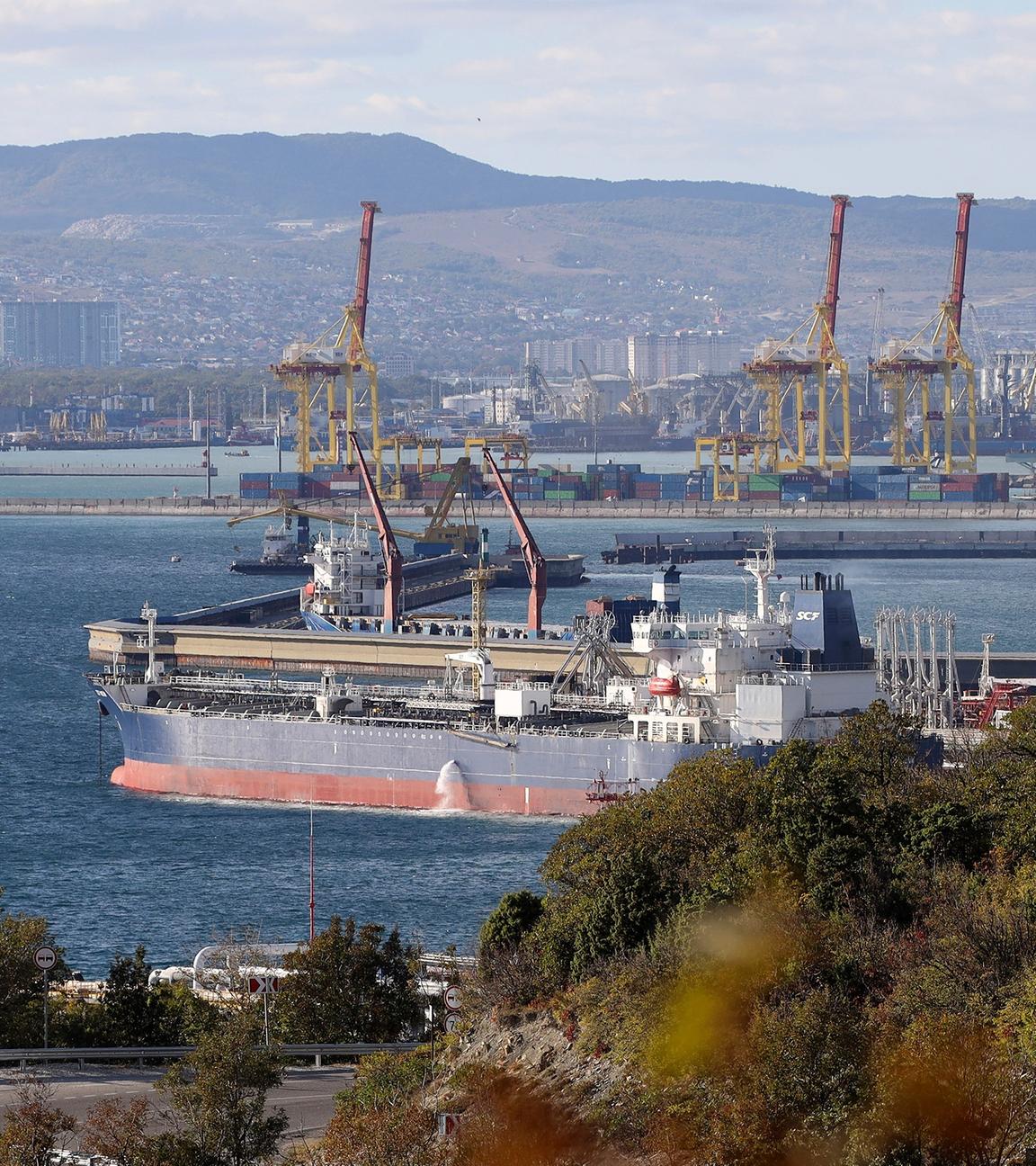 Öltanker im Hafen von Noworossijsk im Sheskharis-Komplex der Chernomortransneft JSC