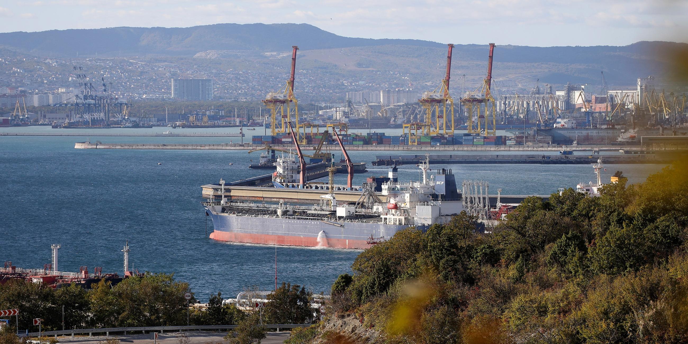 Öltanker im Hafen von Noworossijsk im Sheskharis-Komplex der Chernomortransneft JSC