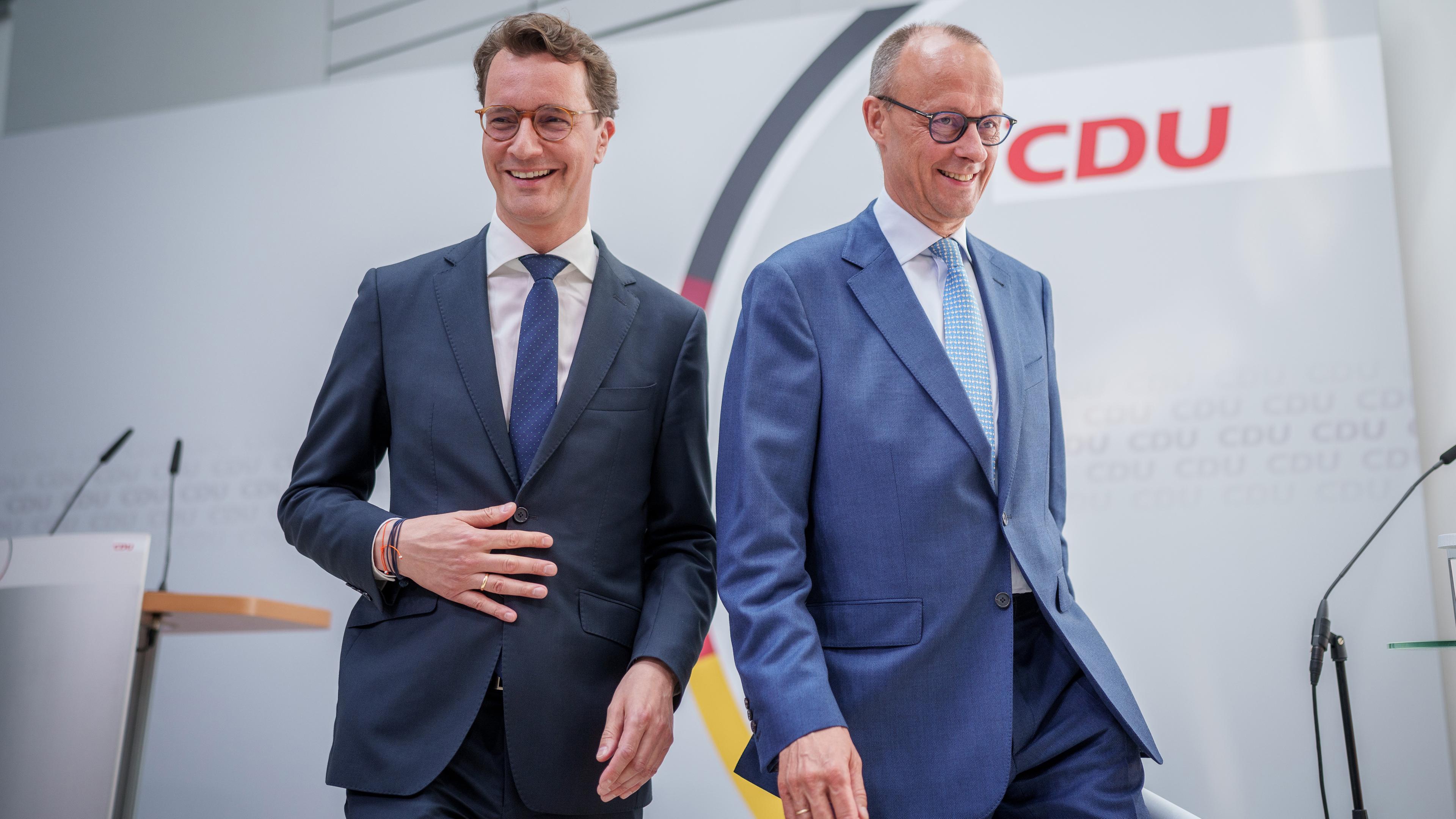 Hendrik Wüst (l, CDU), Ministerpräsident von Nordrhein-Westfalen, geht neben Friedrich Merz, CDU Bundesvorsitzender, nach einer Pressekonferenz nach der Sitzung des CDU-Bundesvorstands in der Parteizentrale. 