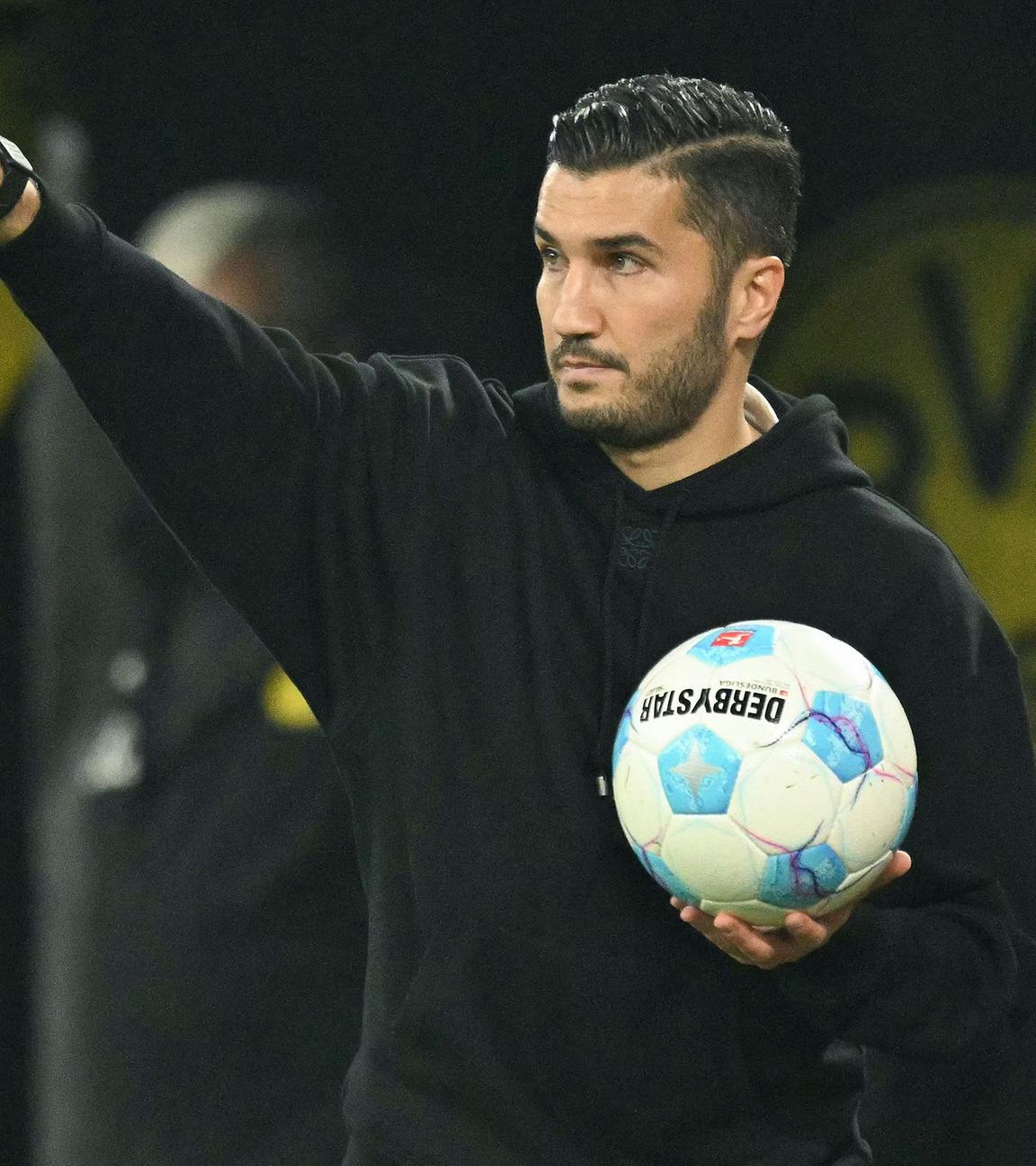 BVB-Trainer Nuri Sahin gibt den Spielern, mit seinen Händen gestikulierend, Anweisungen.