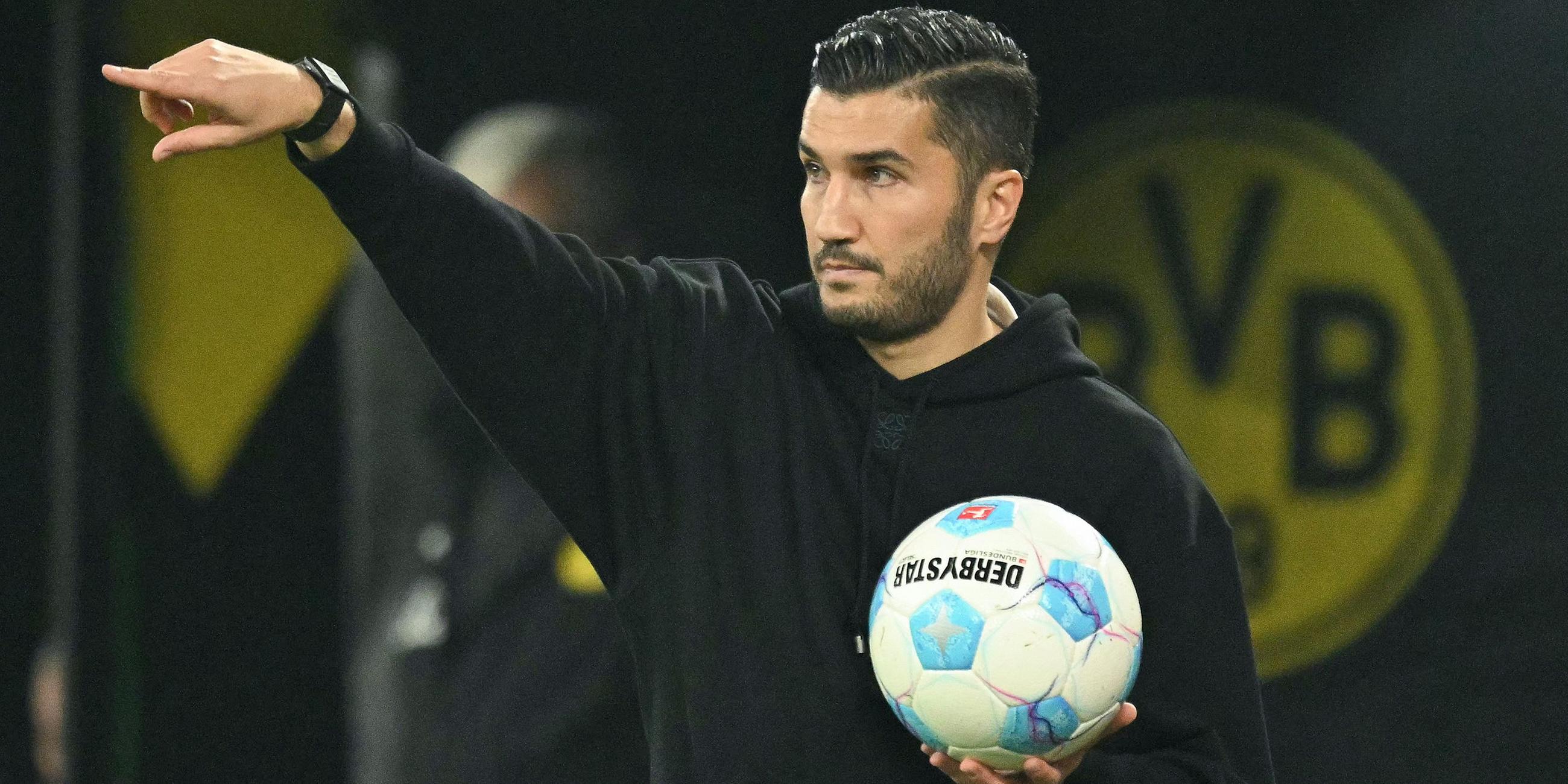 BVB-Trainer Nuri Sahin gibt den Spielern, mit seinen Händen gestikulierend, Anweisungen.