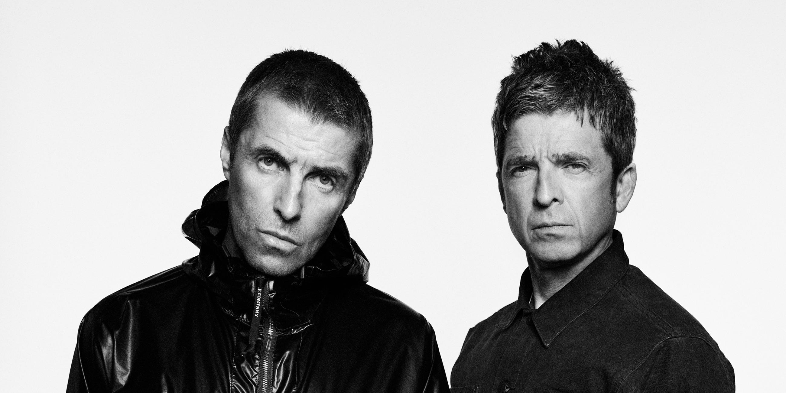 Liam und Noel Gallagher stehen zusammen. Die Britpopband Oasis plant ein Comeback.