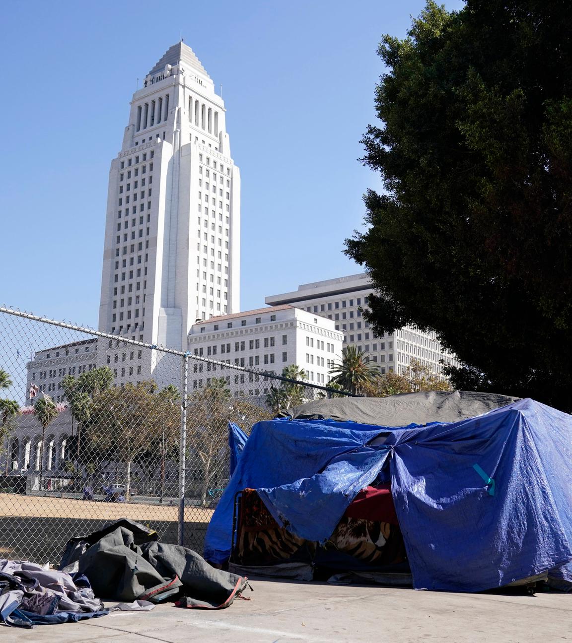 Archiv: Das Zelt eines Obdachlosen steht direkt vor dem Grand Park mit dem Rathaus von Los Angeles im Hintergrund, Mittwoch, 28. Oktober 2020, in Los Angeles.