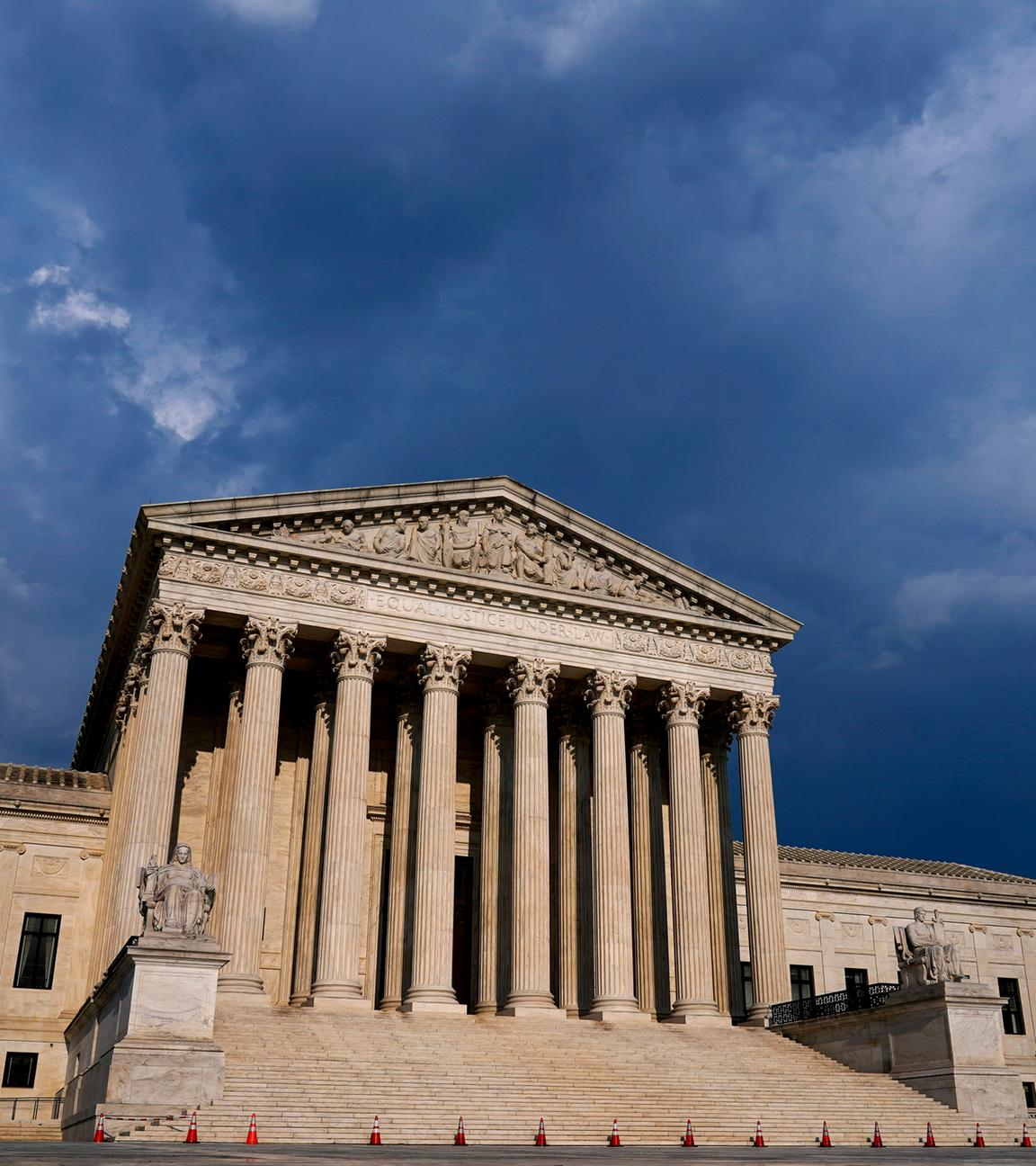 Dunkle Wolken hinter dem Oberster Gerichtshof in Washington. 