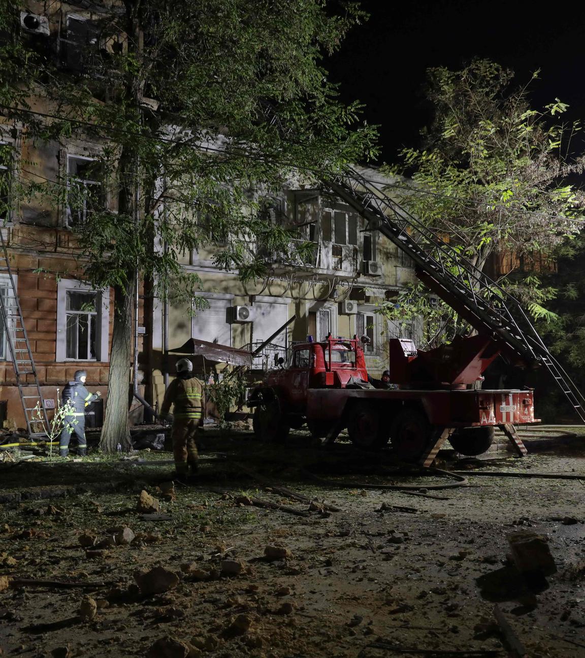 Angriffe in der Nacht auf Odessa - Feuerwehr löscht brenende Gebäude