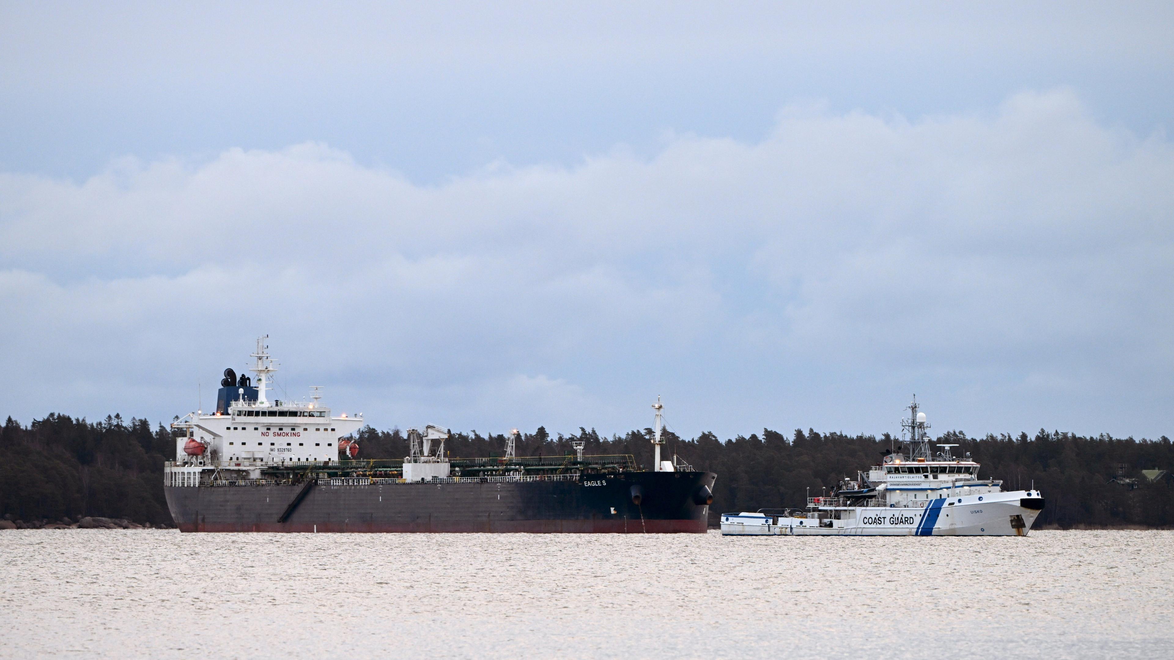 Die finnische Küstenwache überwacht den Öltanker Eagle S, der in der Nähe des Hafens Kilpilahti in Porvoo am Finnischen Meerbusen vor Anker liegt