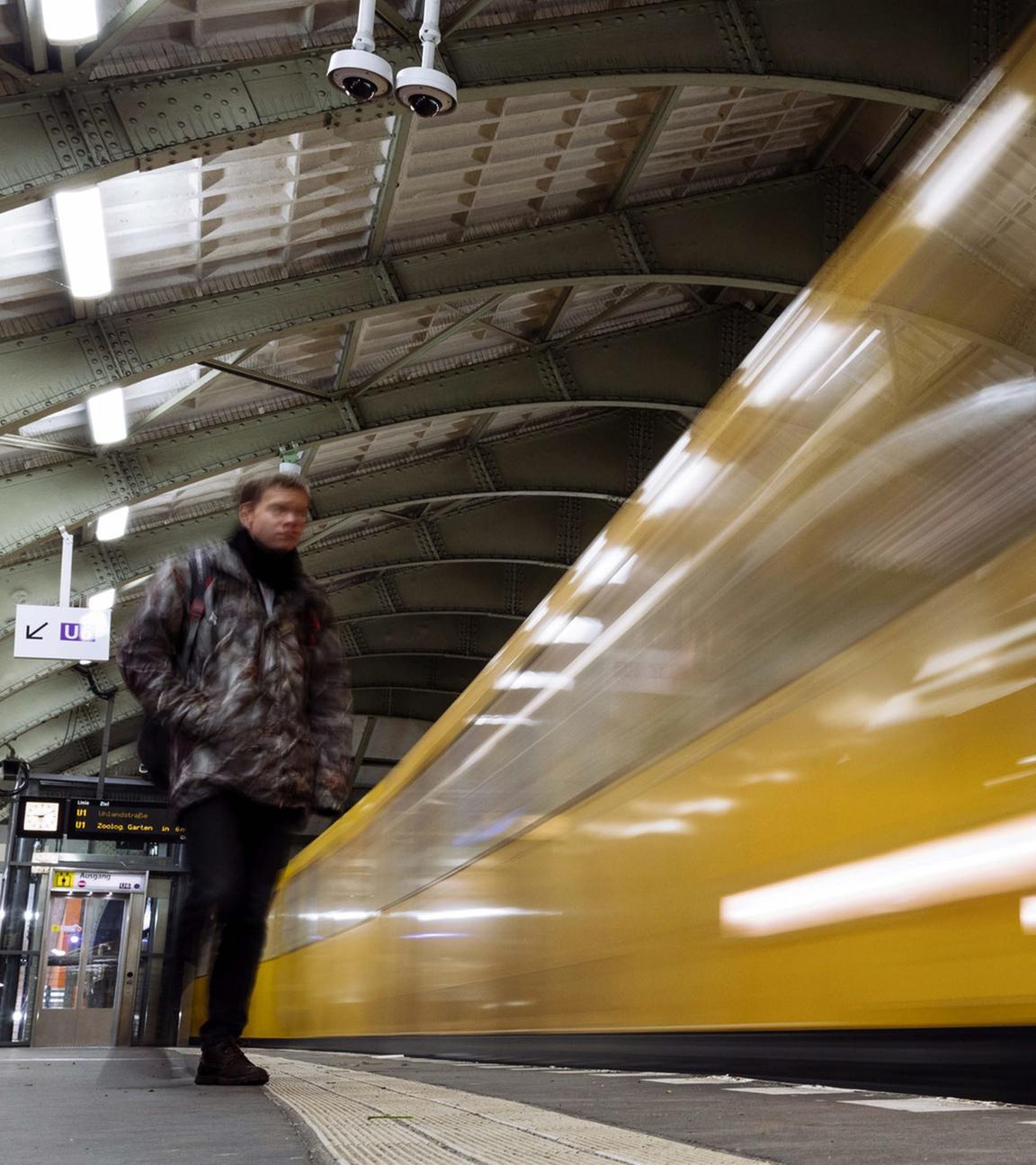 Archiv: Eine einfahrende U-Bahn in der Berliner Haltestelle "Hallesches Tor" in Berlin am 26.12.2017