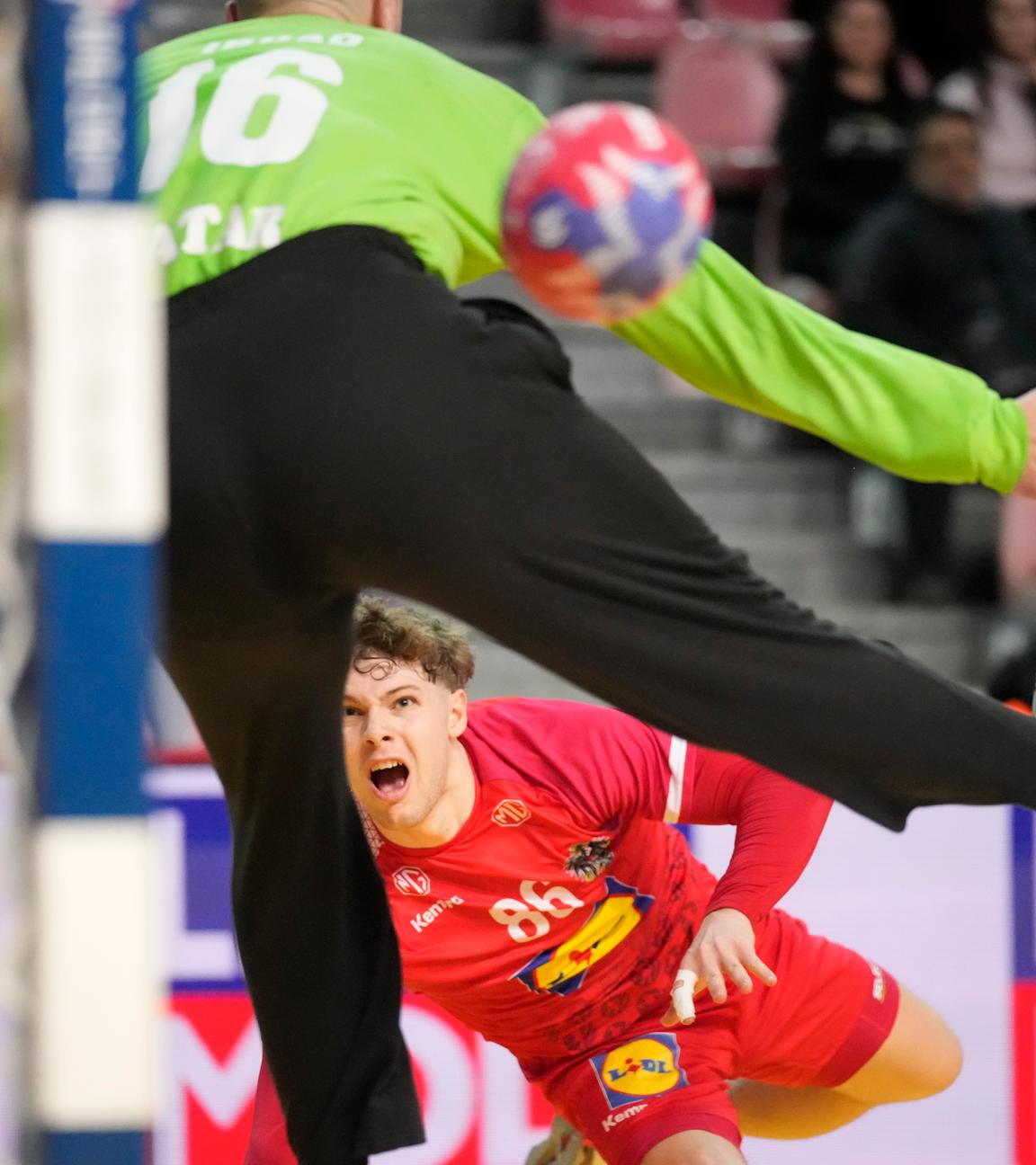 Der Österreicher Franko Lastro trifft vorbei an Katars Torwart bei der Handball-WM ins Tor