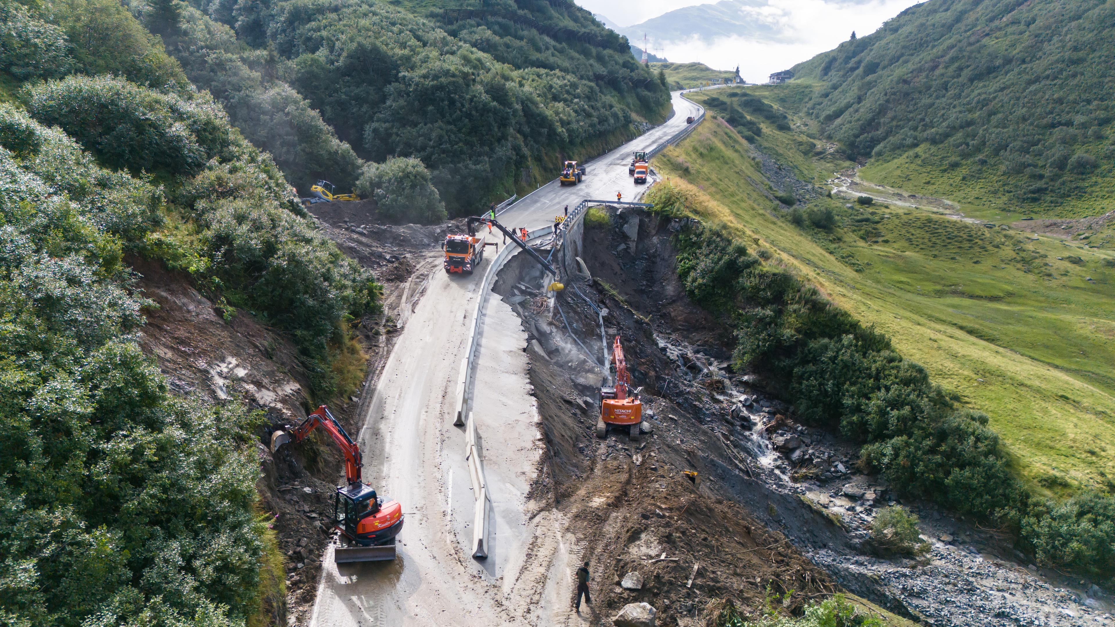 Aufräumarbeiten in St. Anton am Arlberg nach Unwetter mit Starkregen.