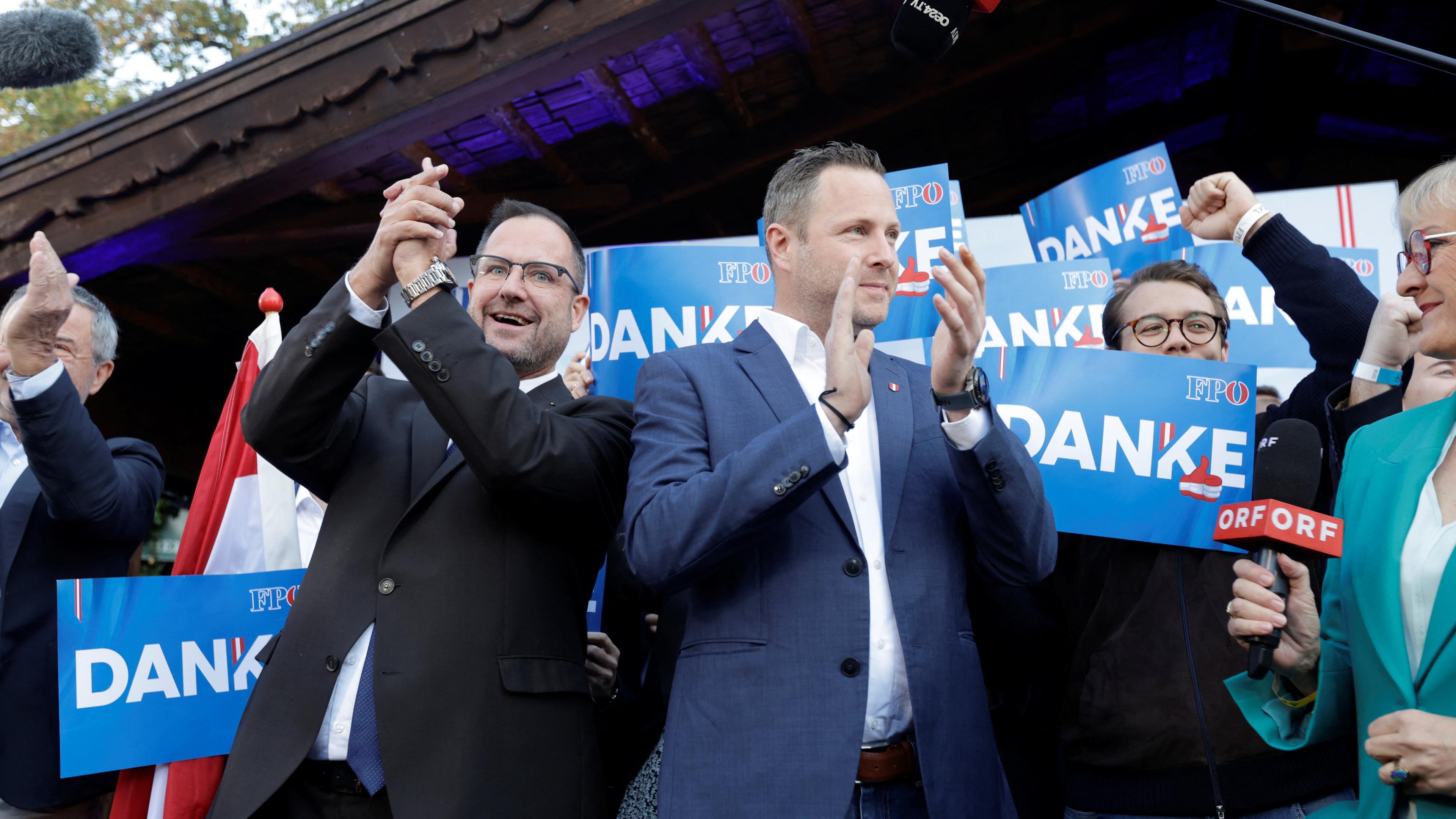 Christian Hafenecker und Michael Schnedlitz von der FPÖ reagieren auf die ersten Ergebnisse der Wahl in Wien, Österreich.