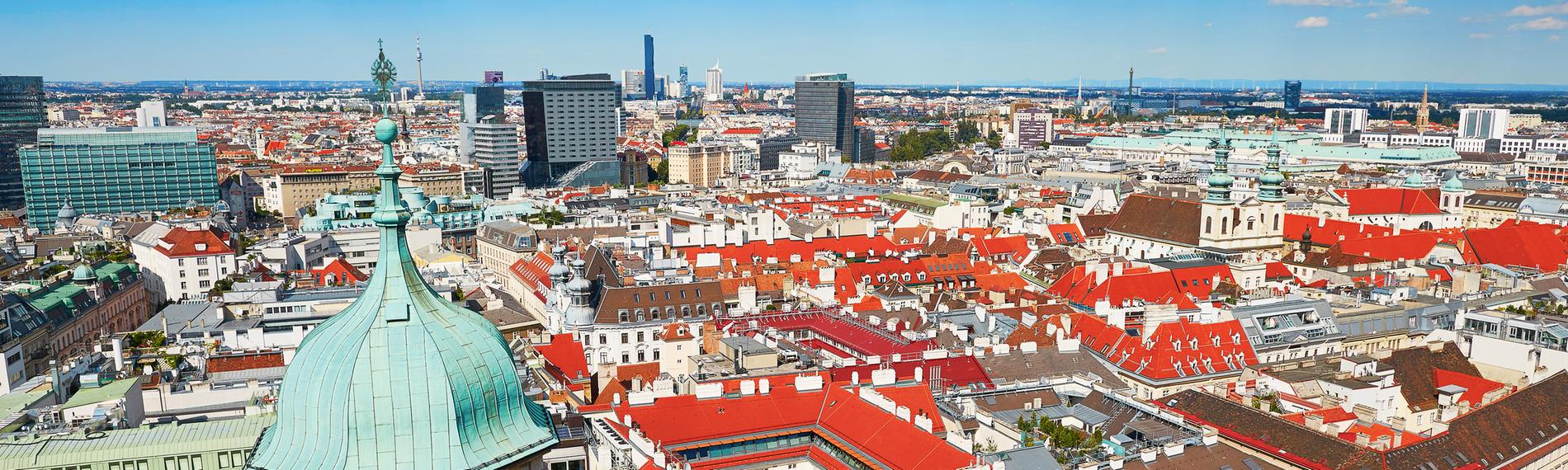 Zu sehen ist die Dächer der Wiener Innenstadt von einem hoch gelegenen Aussichtpunkt.