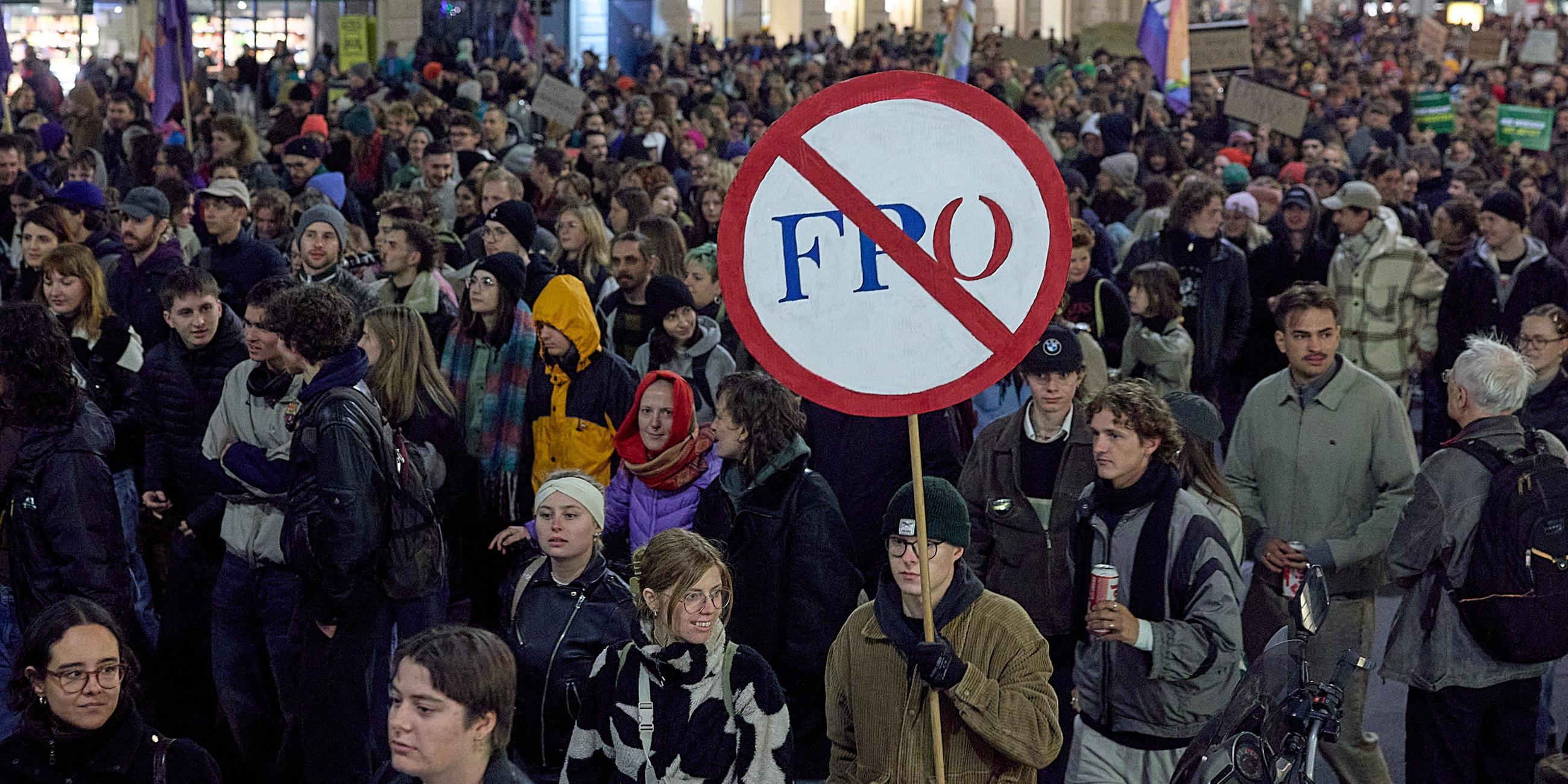 Menschen bei einer Demonstration gegen Rechts in der Wiener Innenstadt und vor dem Parlament.