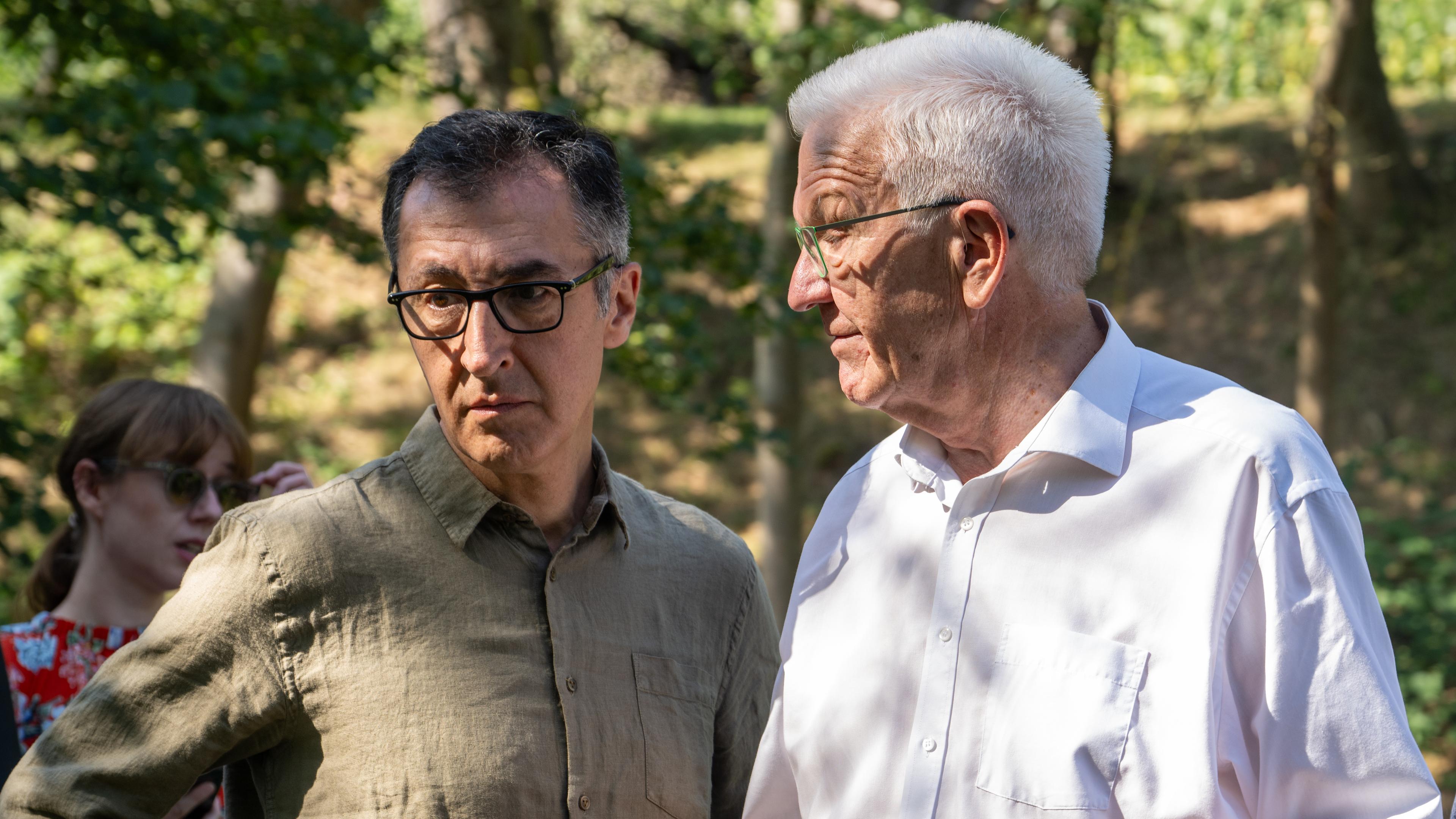 Cem Özdemir (Bündnis90/Die Grünen, l), Bundeslandwirtschaftsminister, und Winfried Kretschmann (Bündnis90/Die Grünen), Ministerpräsident von Baden-Württemberg besichtigen zusammen das Neckarbiotop Zugwiesen.