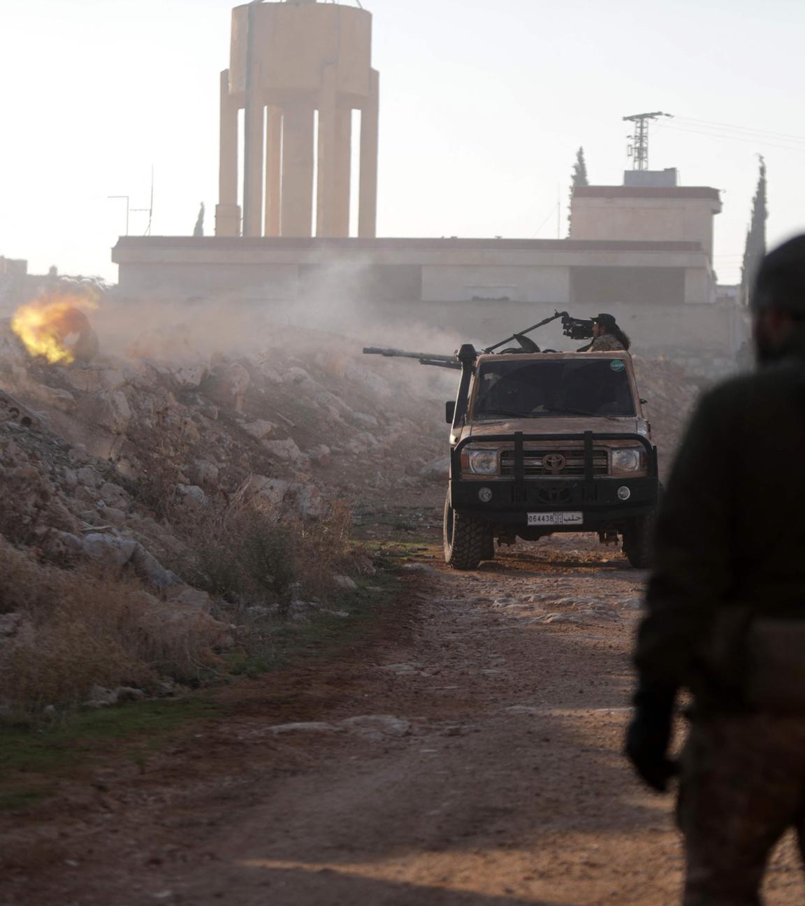 Kämpfer feuern am 29. November 2024 auf Truppen der syrischen Armee im Bezirk Rashidin am Stadtrand von Aleppo, während Hayat Tahrir al-Sham (HTS)-Dschihadisten und verbündete Fraktionen ihre Offensive in der Provinz Aleppo gegen Regierungstruppen fortsetzen.