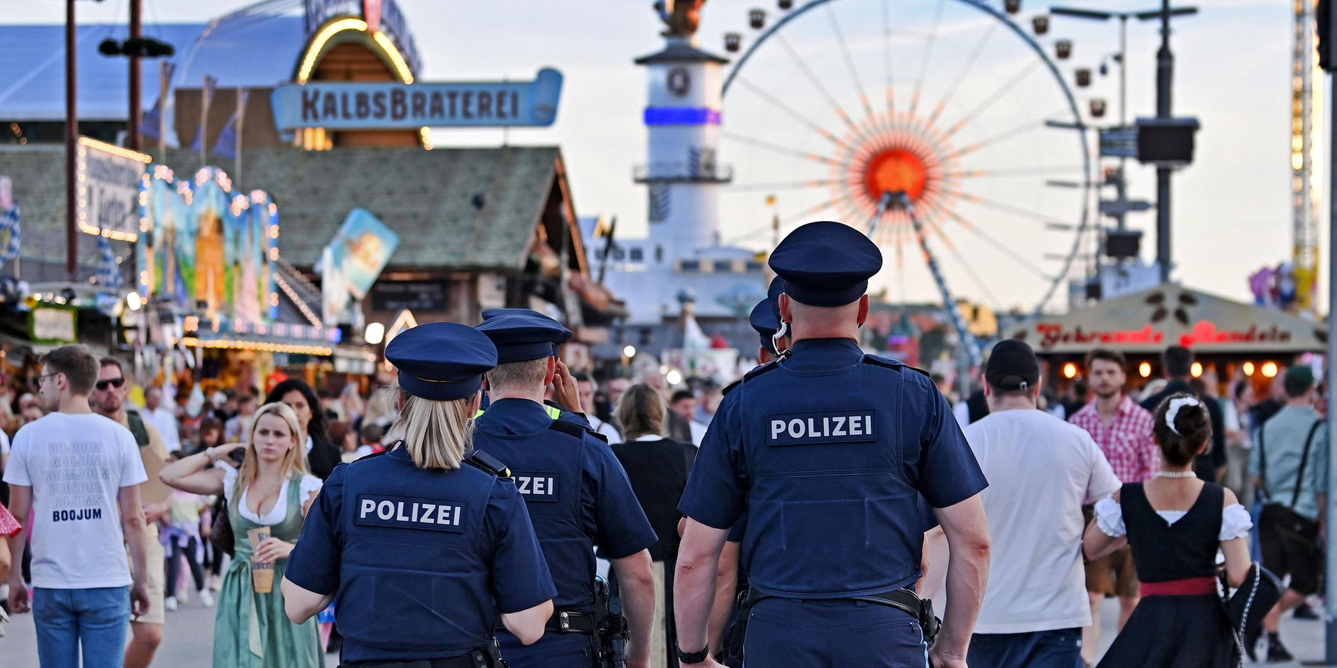 Archiv: Oktoberfest 2023 am 19.09.2023. Festgelaende - Polizisten patroulieren 