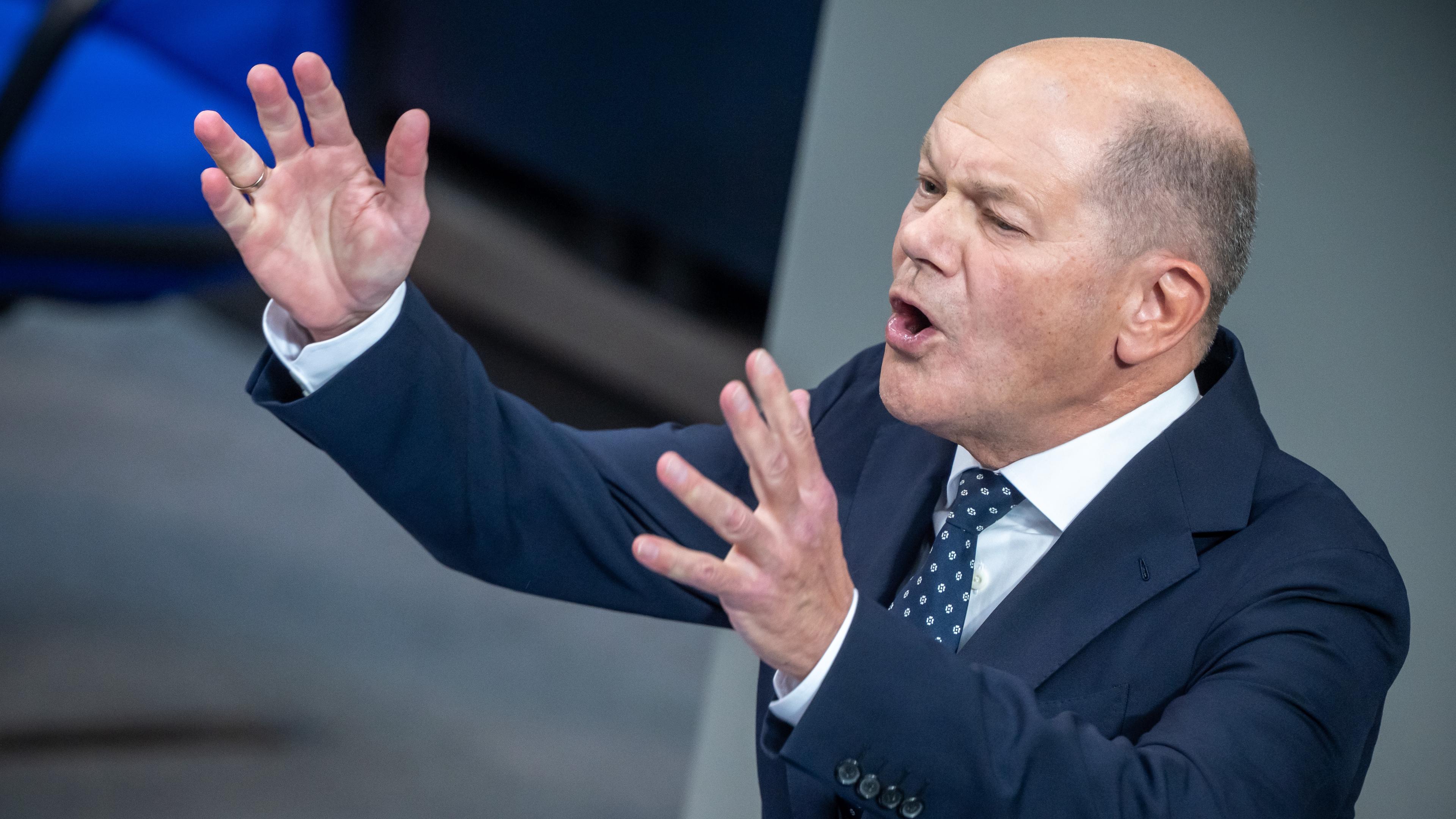 Das Bild zeigt Olaf Scholz bei seiner Regierungserklärung zum EU-Gipfel im Bundestag.