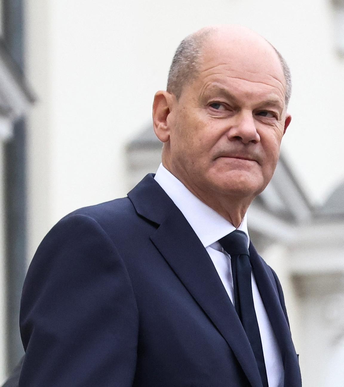 Kanzler Olaf Scholz vor dem Schloss Bellevue