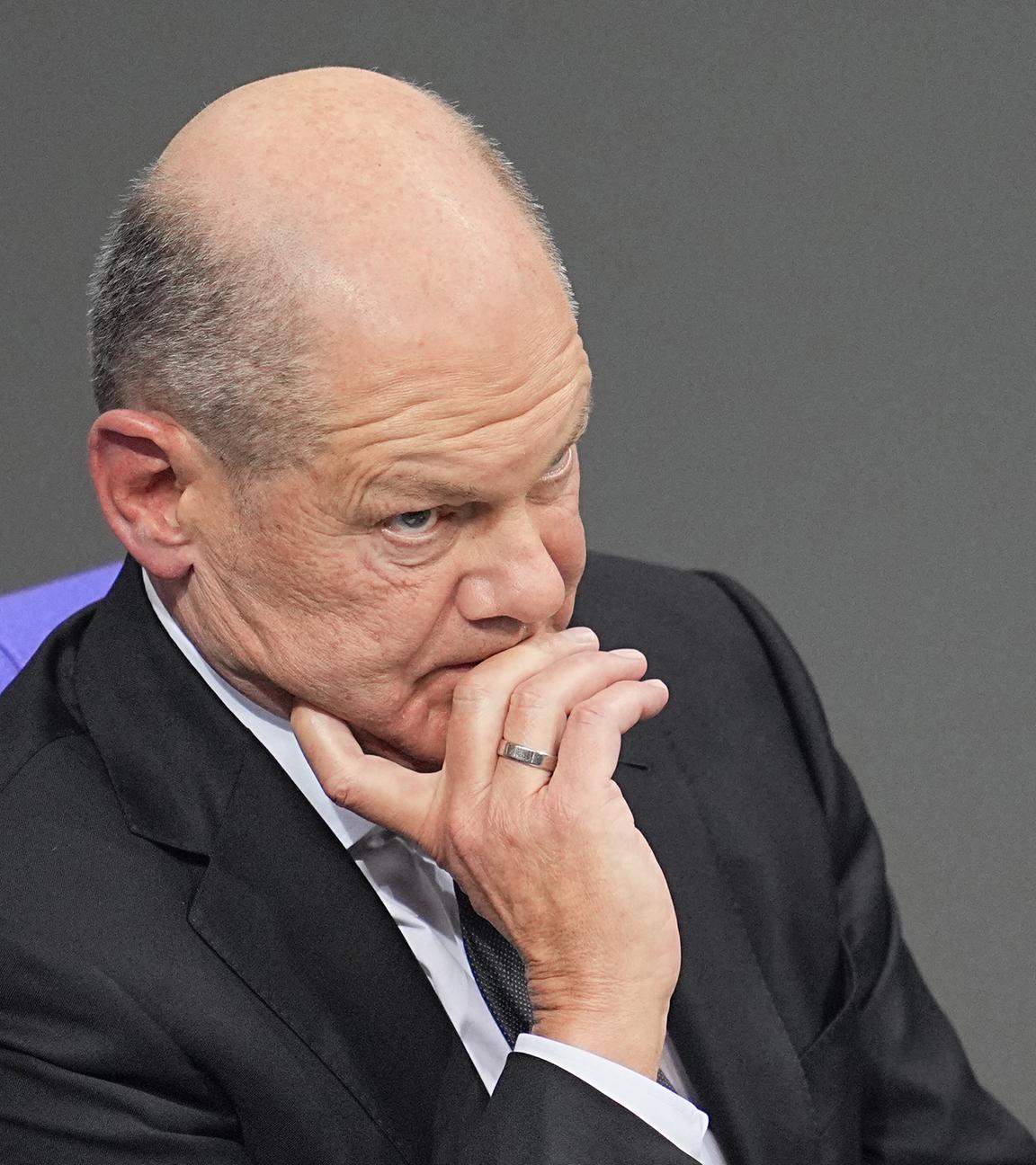 Bundeskanzler Olaf Scholz (SPD) verfolgt die Debatte im Anschluss an seine Regierungserklärung. 