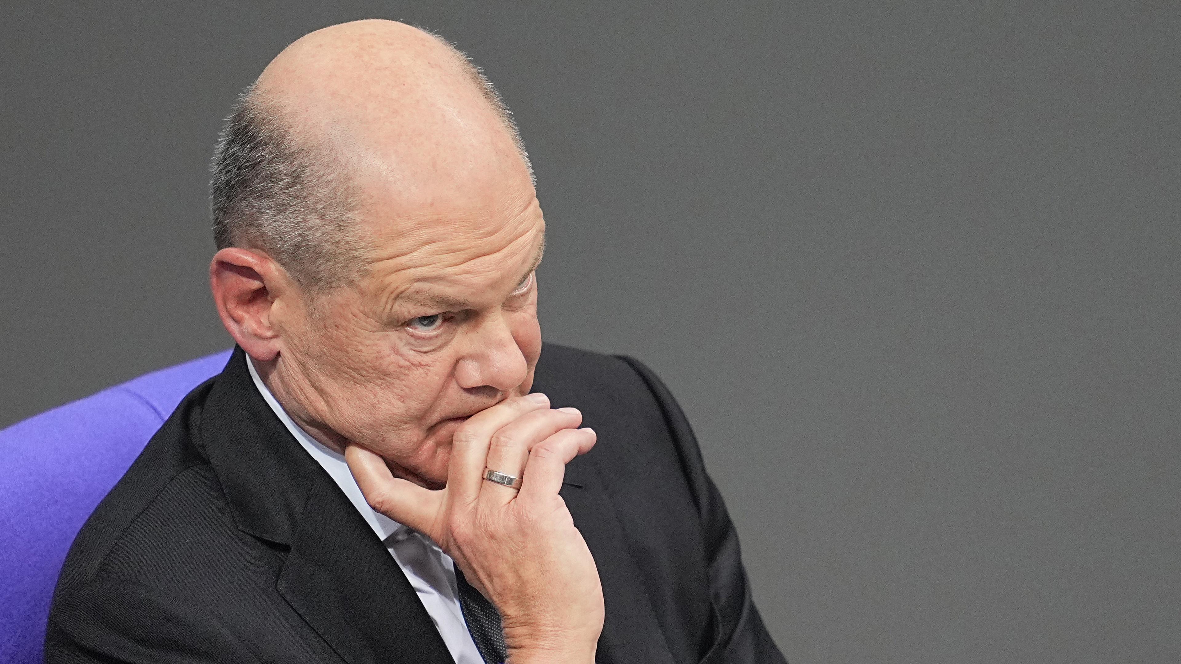 Bundeskanzler Olaf Scholz (SPD) verfolgt die Debatte im Anschluss an seine Regierungserklärung. 