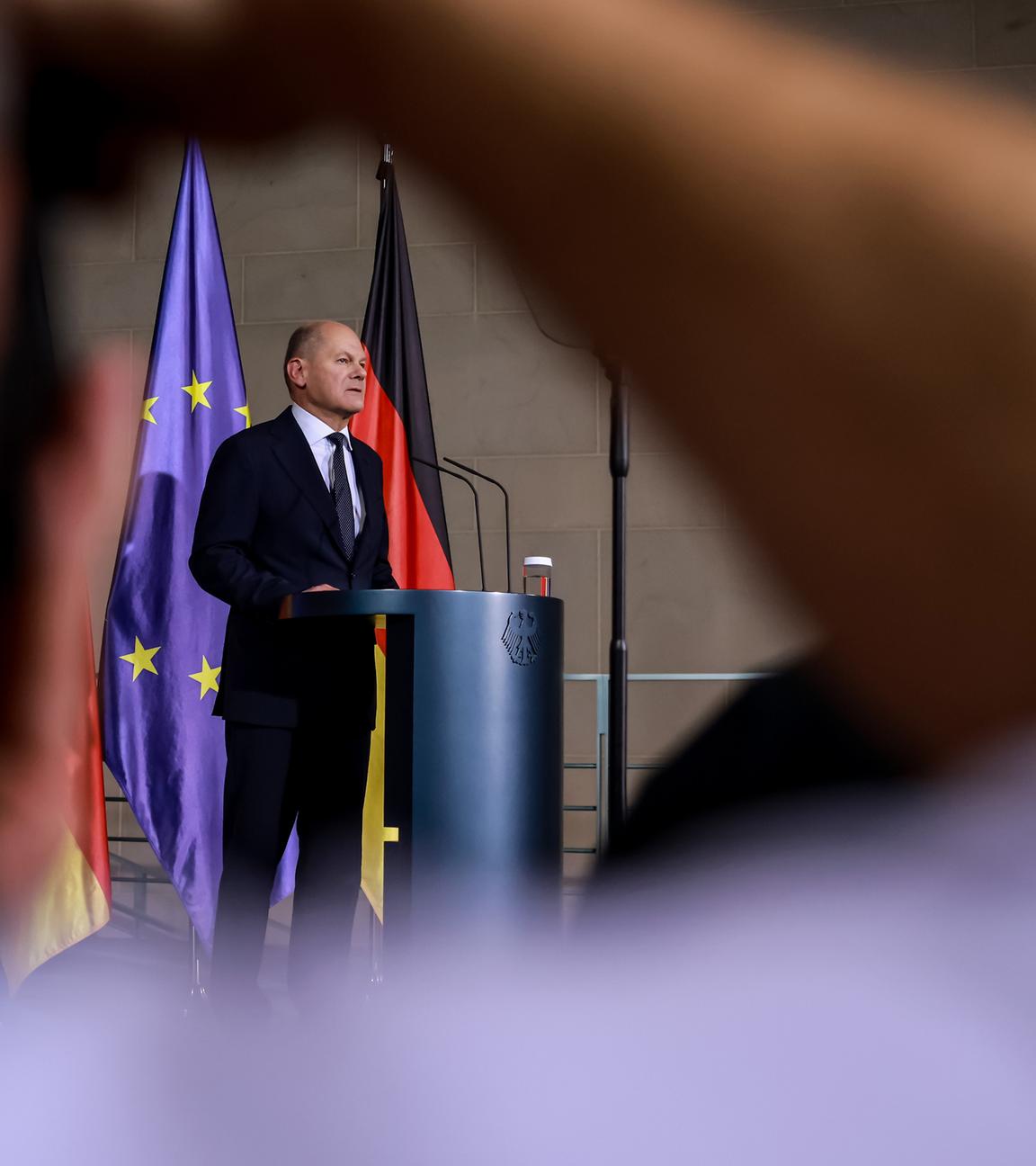 undeskanzler Olaf Scholz spricht am 6. 11. 2024 bei einer Pressekonferenz im Kanzleramt in Berlin.