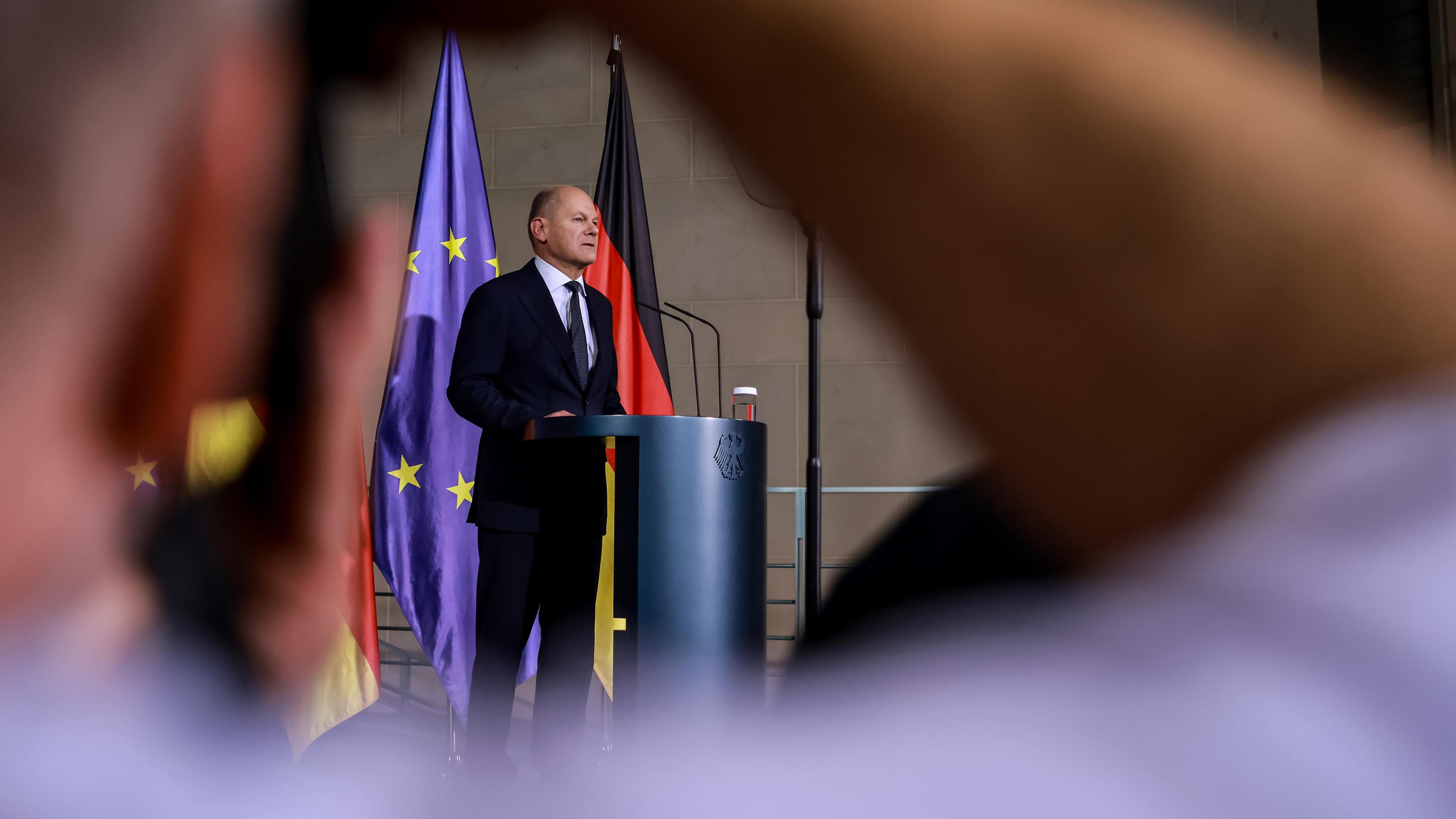 undeskanzler Olaf Scholz spricht am 6. 11. 2024 bei einer Pressekonferenz im Kanzleramt in Berlin.