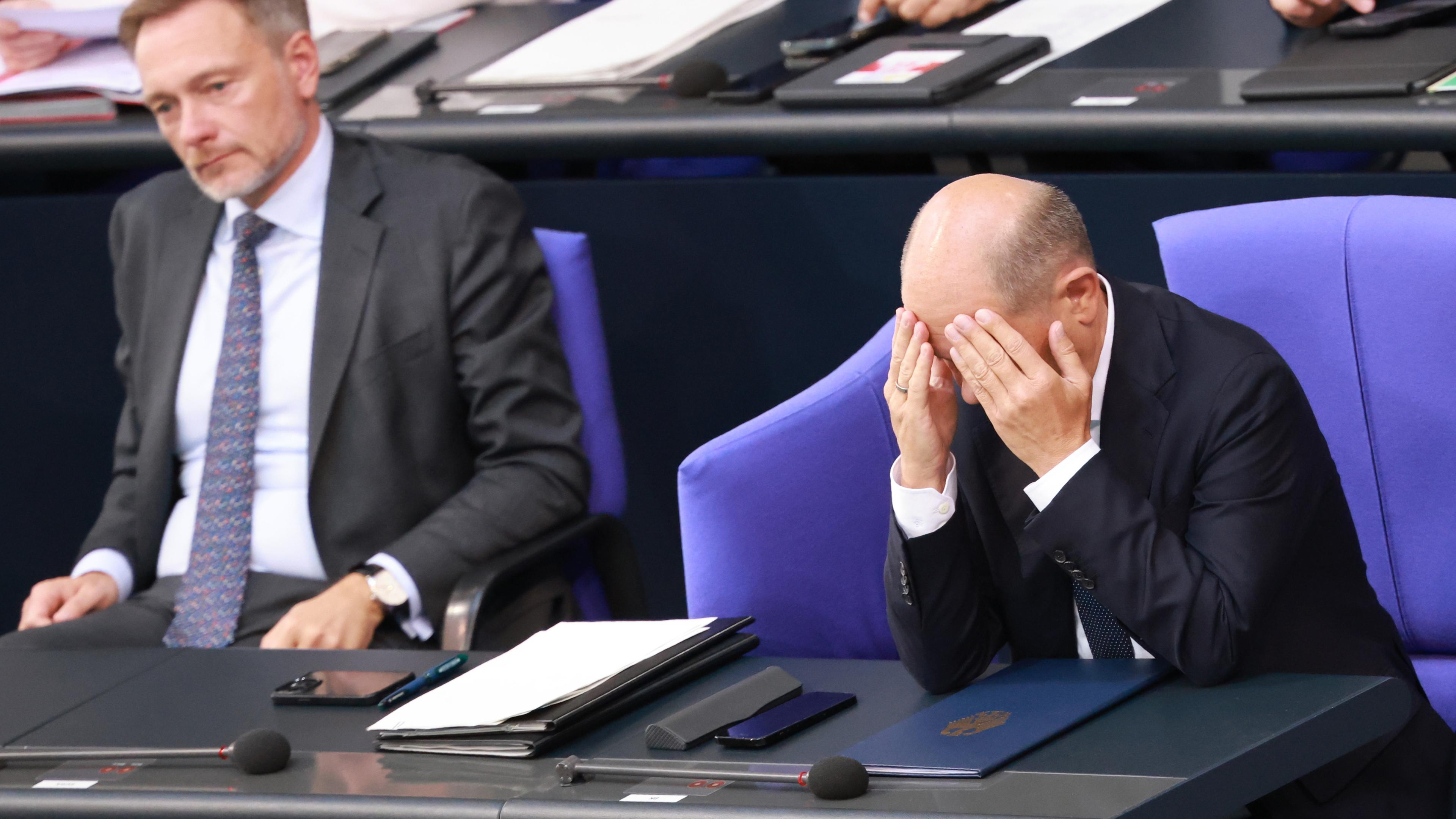 Archiv: Bundeskanzler Olaf Scholz (R) sitzt nach Abgabe einer Regierungserklärung neben Bundesfinanzminister Christian Lindner (L) im Deutschen Bundestag in Berlin