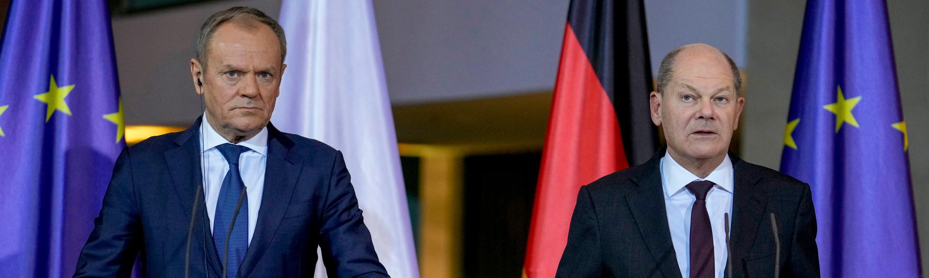 Bundeskanzler Olaf Scholz (rechts) und Polens Ministerpräsident Donald Tusk nehmen an einer Pressekonferenz in Berlin teil.