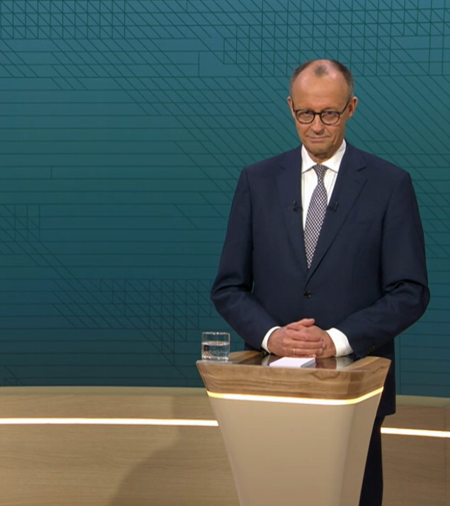 Olaf Scholz (SPD) und Friedrich Merz (CDU) im Studio beim TV-Duell