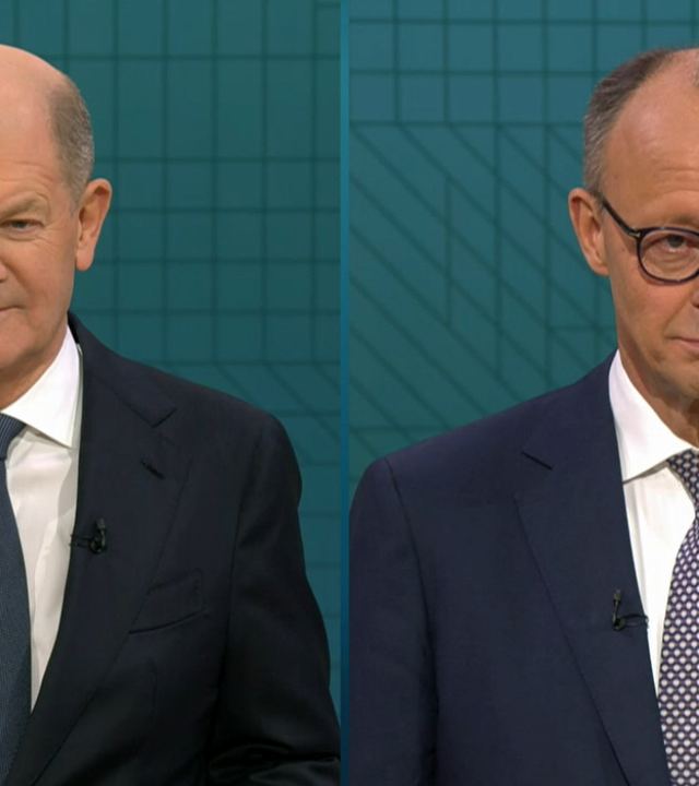 Olaf Scholz (SPD) und Friedrich Merz (CDU) im Studio beim TV-Duell