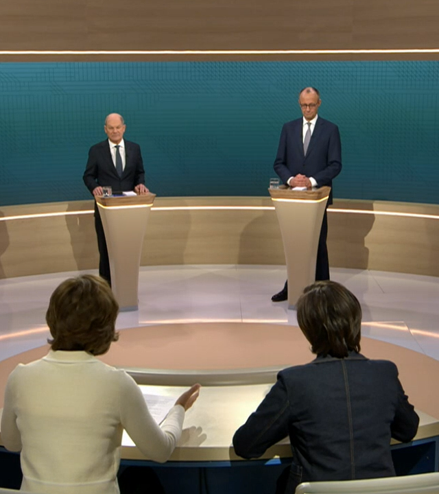 Olaf Scholz (SPD) und Friedrich Merz (CDU) im Studio beim TV-Duell mit den Moderatorinnen Sandra Maischberger (ARD) und Maybrit Illner (ZDF).