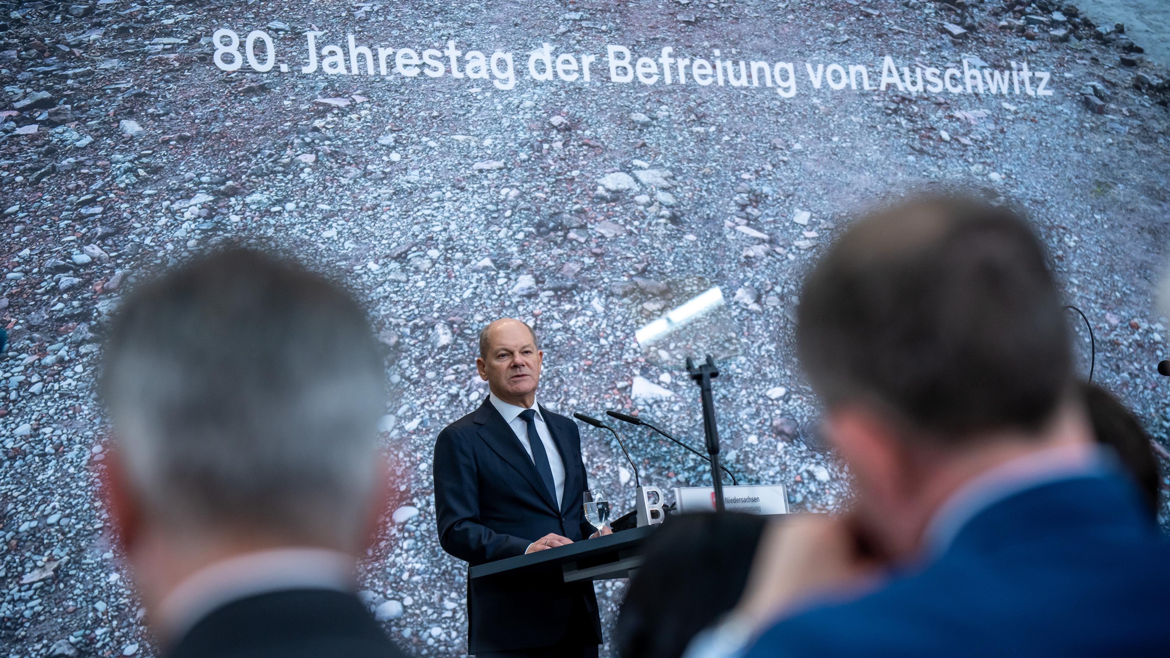 Bundeskanzler Olaf Scholz (SPD) spricht bei der Feierstunde zum 80. Jahrestag der Befreiung von Auschwitz