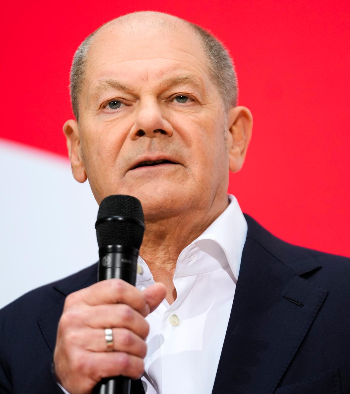 Kanzler Olaf Scholz spricht auf einer Pressekonferenz, nachdem der SPD-Bundesvorstand ihn einstimmig zum Kanzlerkandidaten nominiert haben.