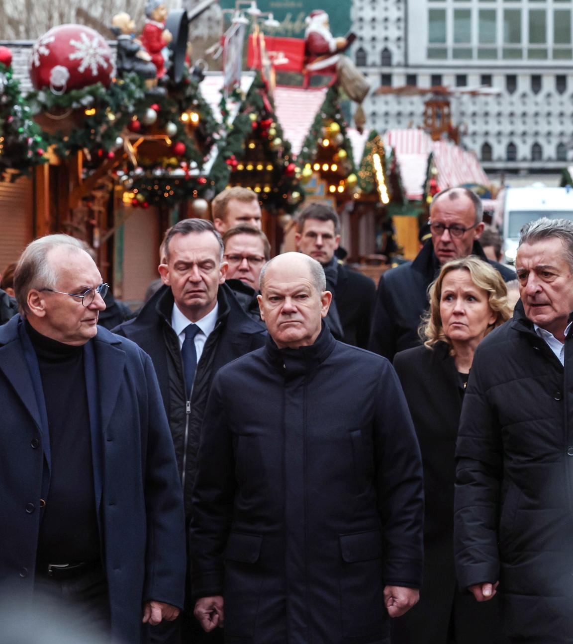 Olaf Scholz besucht den Weihnachtsmarkt in Magdeburg nach dem Anschag