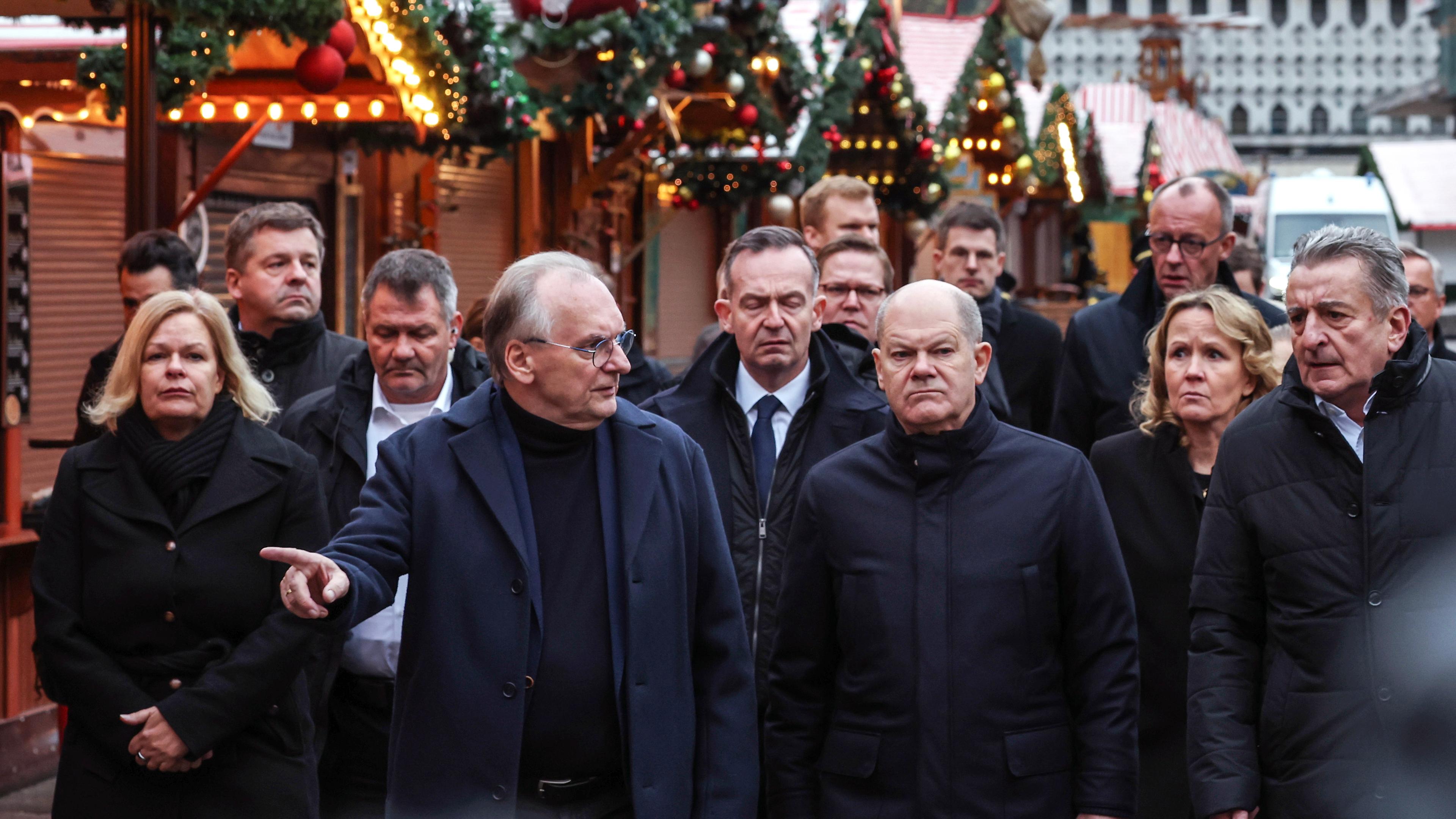 Olaf Scholz besucht den Weihnachtsmarkt in Magdeburg nach dem Anschag