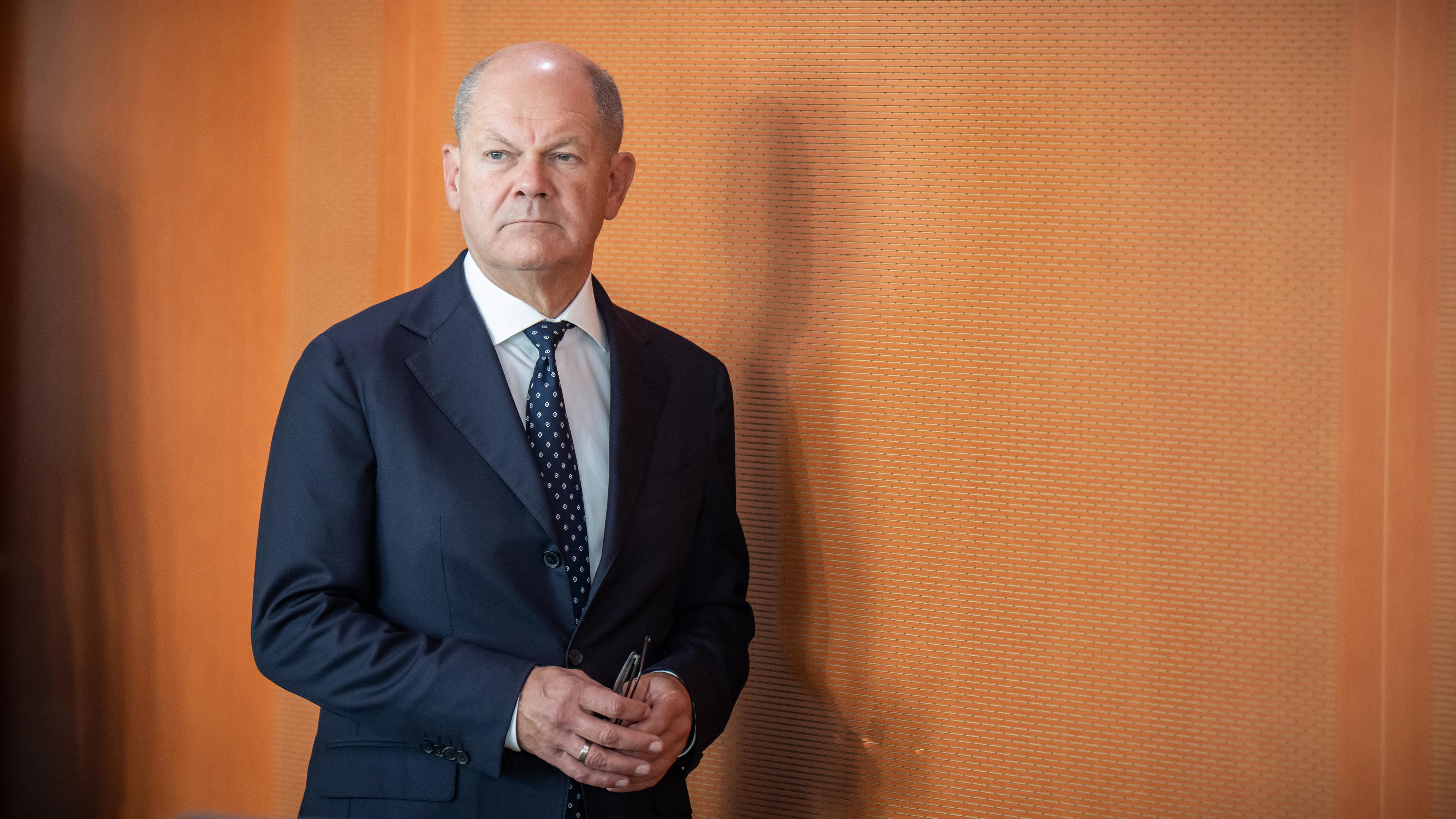 Bundeskanzler Olaf Scholz (SPD), kommt zu Beginn der Sitzung des Bundeskabinett im Kanzleramt.