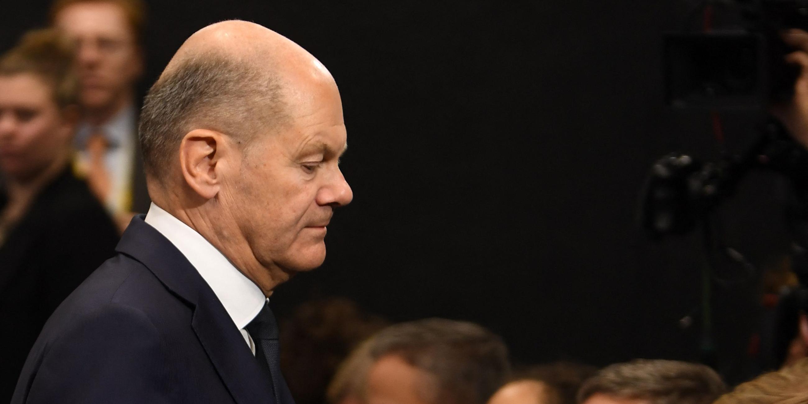 Olaf Scholz im Profil mit gesenktem Kopf