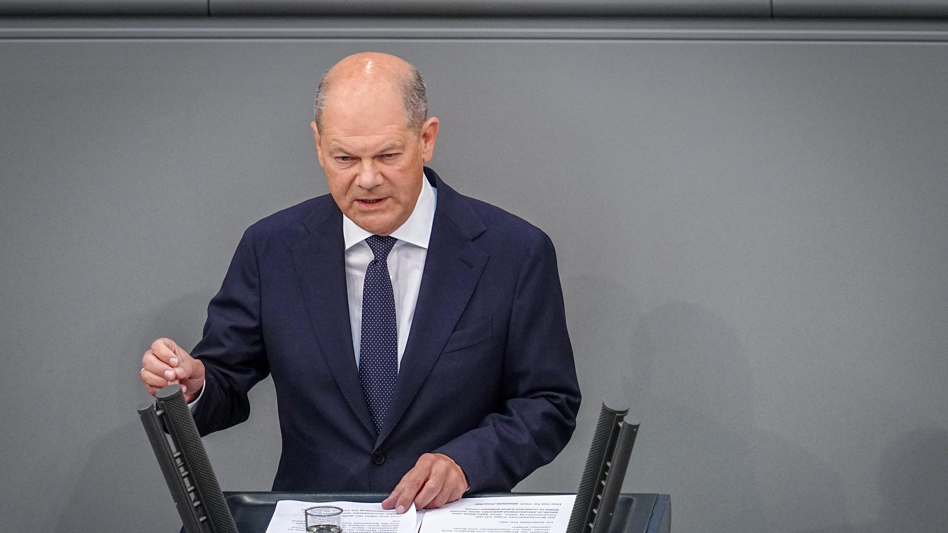 Bundeskanzler Olaf Scholz (SPD) gibt im Plenum des Bundestags eine Regierungserklärung zur "aktuellen Sicherheitslage" ab. 