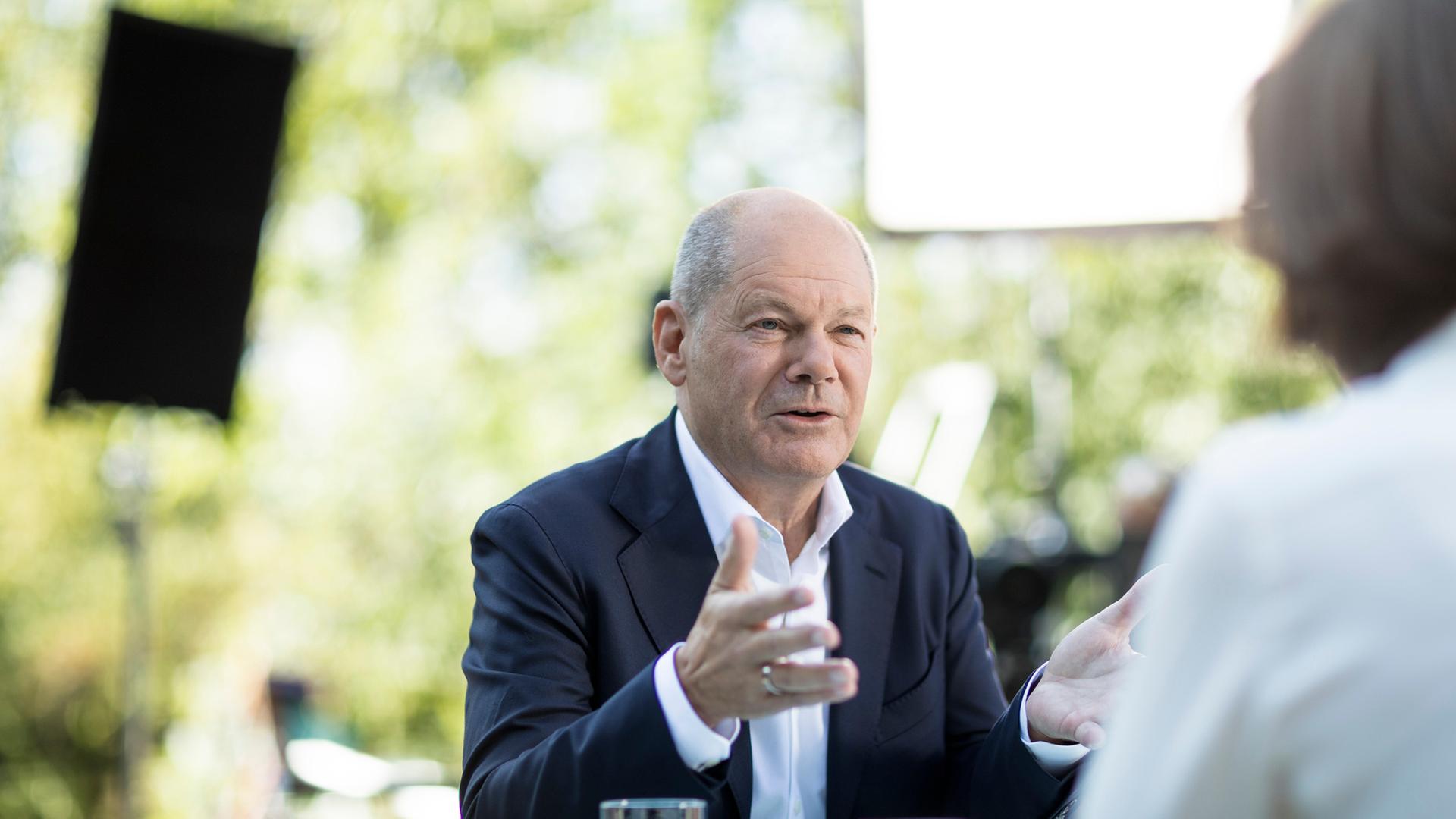 Bundeskanzler Olaf Scholz beim ZDF-Sommerinterview vor dem Einstein-Haus.