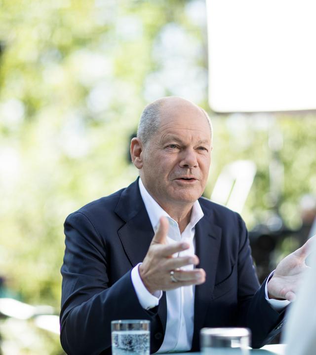 Bundeskanzler Olaf Scholz beim ZDF-Sommerinterview vor dem Einstein-Haus.